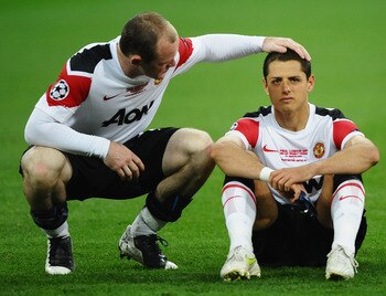 LONDON, ENGLAND - MAY 28:  Wayne Rooney of Manchester United (L) comforts teammate Javier Hernandez during the UEFA Champions League final between FC Barcelona and Manchester United FC at Wembley Stadium on May 28, 2011 in London, England.  (Photo by Laur