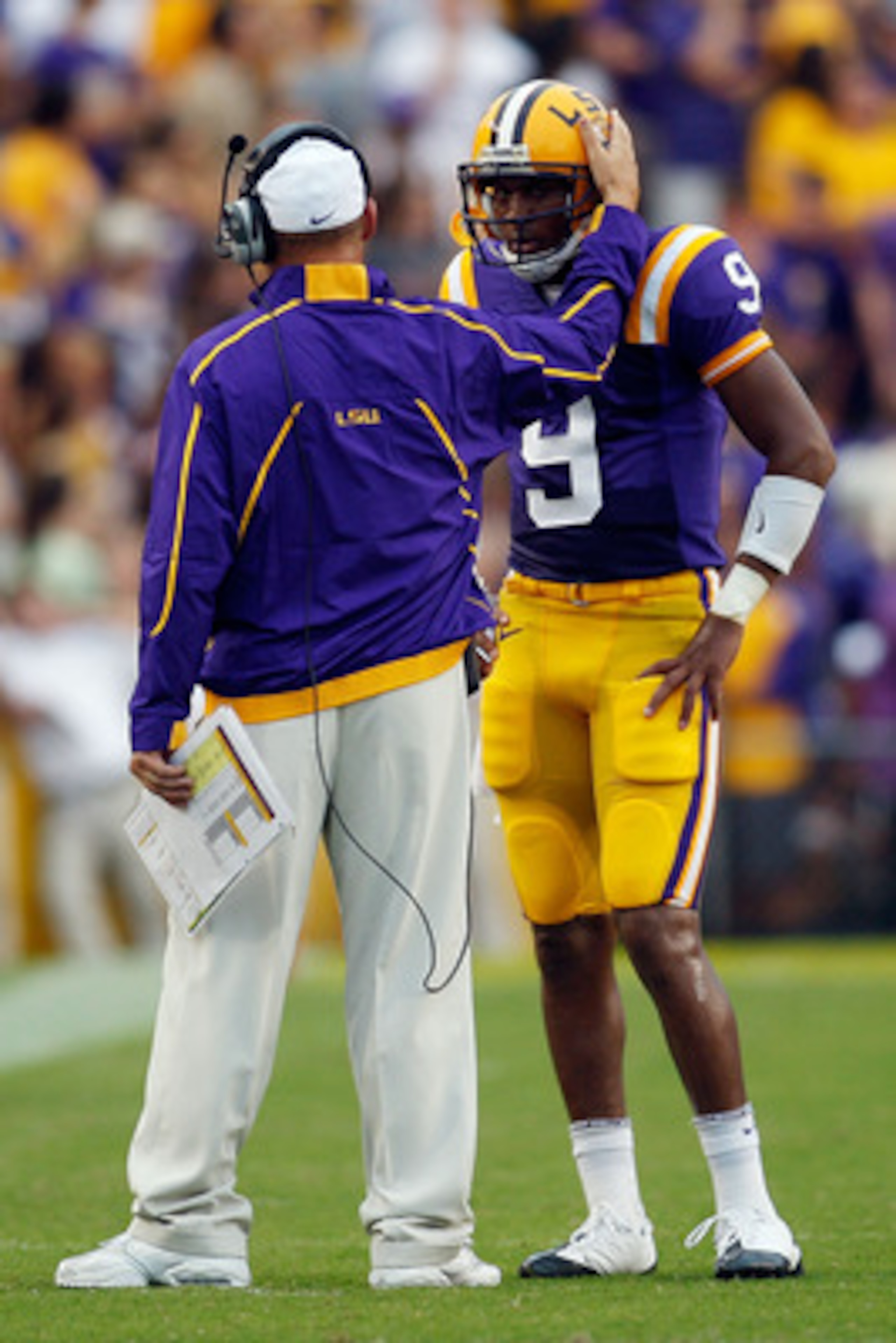 BATON ROUGE, LA - SEPTEMBER 19:  Head coach Les Miles talks with quarterback Jordan Jefferson #9 of the Louisiana State University Tigers after a play against the University of Louisiana-Lafatette Ragin' Cajuns at Tiger Stadium 31-3 on September 19, 2009