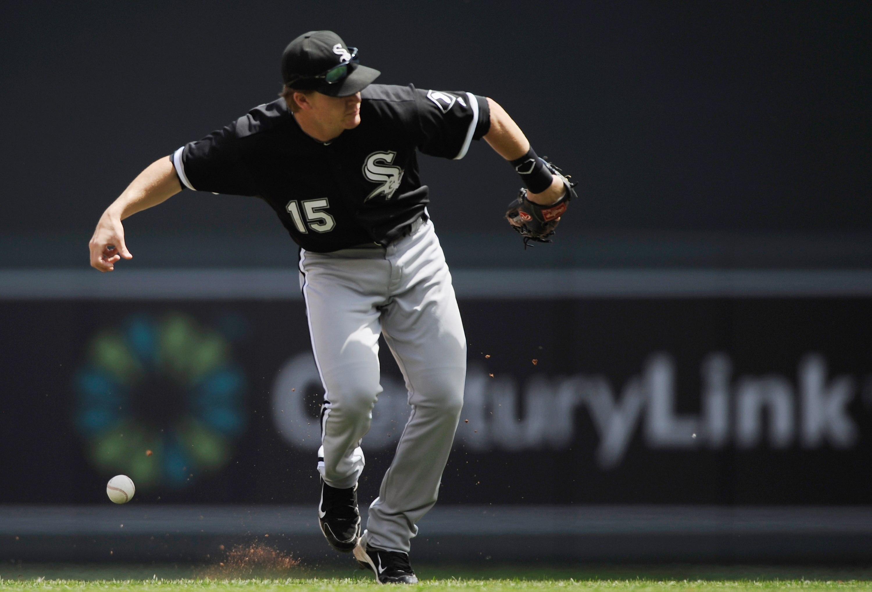 MINNEAPOLIS, MN - JUNE 16: Gordon Beckham #15 of the Chicago White Sox drops the ball at second against the Minnesota Twins in the eighth inning on June 16, 2011 at Target Field in Minneapolis, Minnesota. The Twins defeated the White Sox 1-0. (Photo by Ha