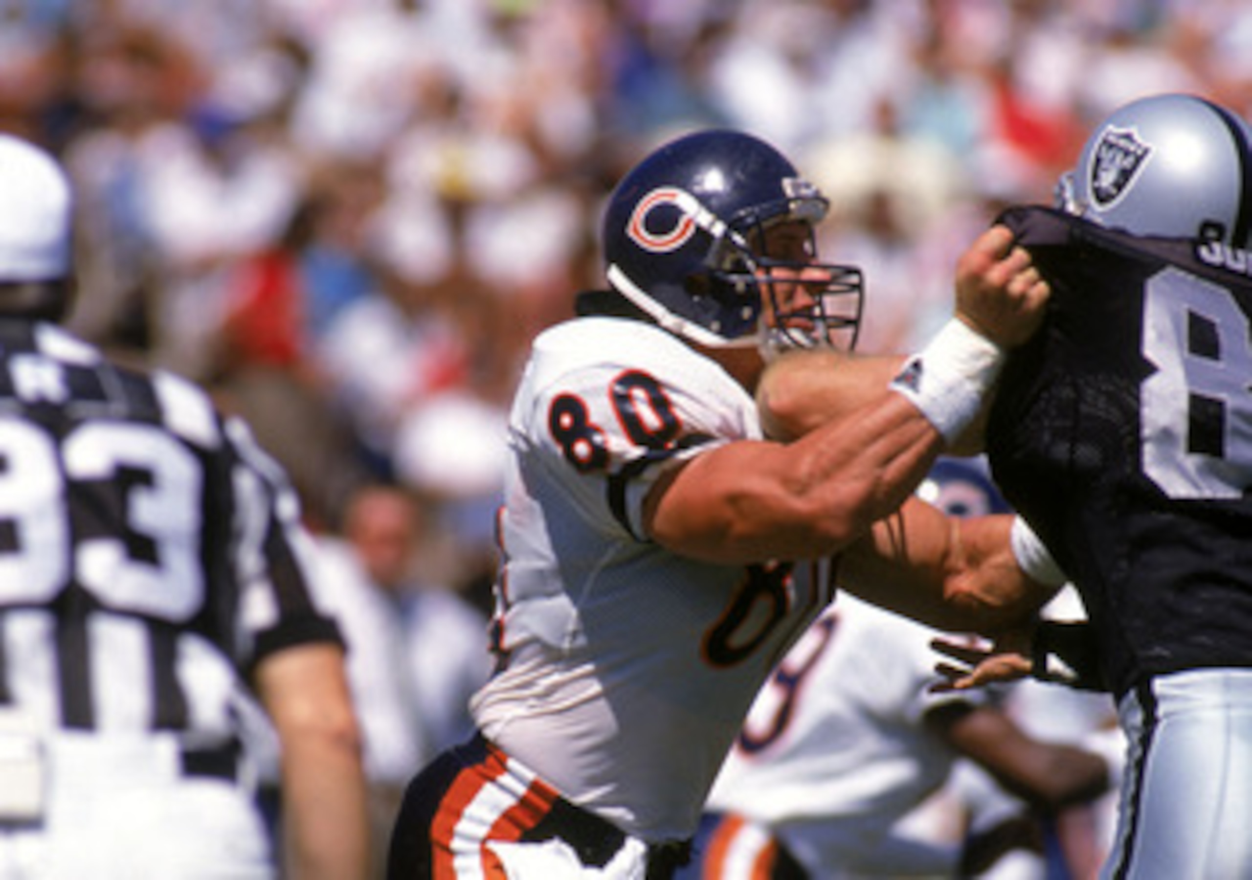 LOS ANGELES - SEPTEMBER 2: Tight end James Thornton #80 of the Chicago Bears battles against tight end Trey Junkin #87 of the Los Angeles Raiders during a preseason game at the Los Angeles Memorial Coliseum on September 2, 1989 in Los Angeles, California LOS ANGELES - SEPTEMBER 2: Tight end James Thornton #80 of the Chicago Bears battles against tight end Trey Junkin #87 of the Los Angeles Raiders during a preseason game at the Los Angeles Memorial Coliseum on September 2, 1989 in Los Angeles, California