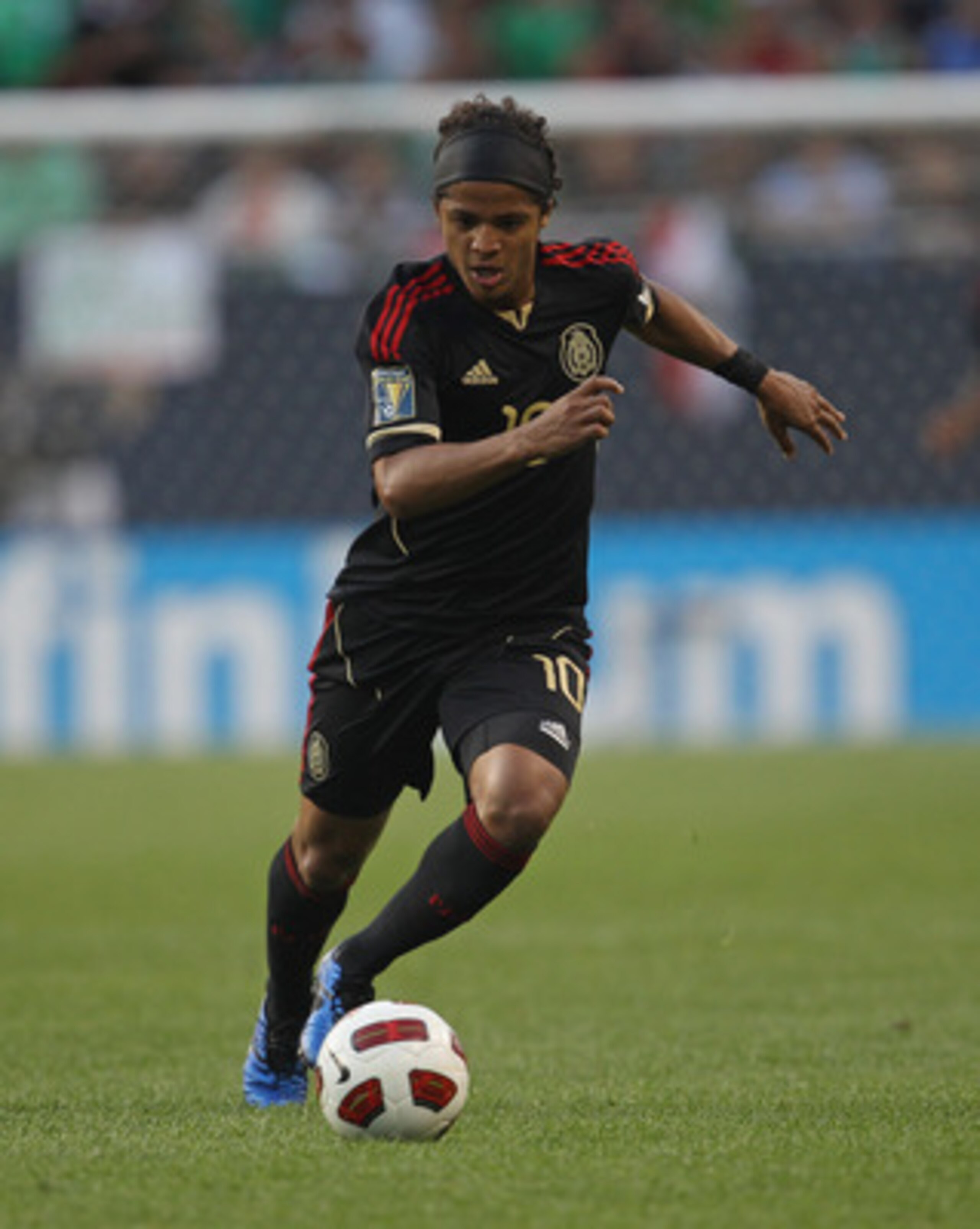 CHICAGO, IL - JUNE 12:  Giovani Dos Santos #10 of Mexico controls the ball against Costa Rica during a CONCACAF Gold Cup 2011 match at Soldier Field on June 12, 2011 in Chicago, Illinois. Mexico defeated Costa Rica 4-1.  (Photo by Jonathan Daniel/Getty Im