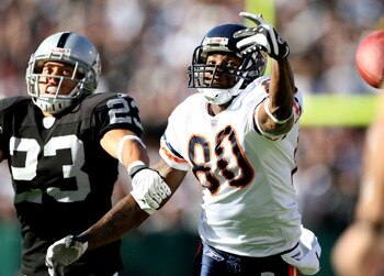 OAKLAND, CA - NOVEMBER 11: Bernard Berrian #80 of the Chicago Bears can't reach a pass against Chris Carr #23 of the Oakland Raiders during an NFL game on November 11, 2007 at McAfee Coliseum in Oakland, California.  (Photo by Jed Jacobsohn/Getty Images)