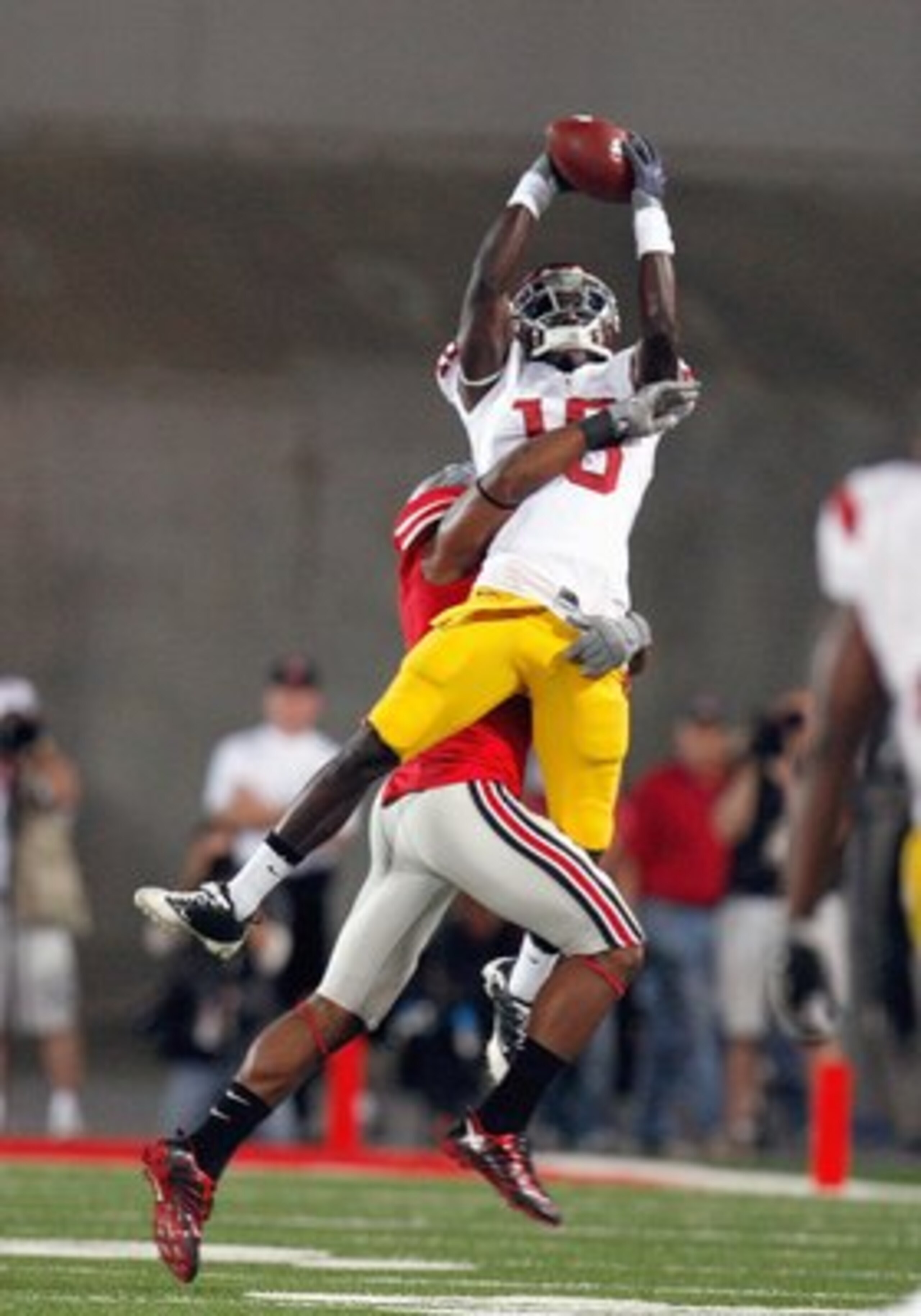 COLUMBUS, OH - SEPTEMBER 12: Damian Williams #18 of the Southern California Trojans leaps for the reception during the game against the Ohio State Buckeyes on September 12, 2009 at Ohio Stadium in Columbus, Ohio. USC won the game 18-15. (Photo by Gregory