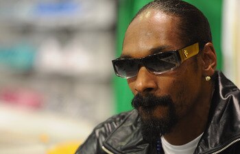 Snoop Dogg throws passes prior to the start of Snooper Bowl during their contest against Jacksonville at Raines High School in Jacksonville, Florida February 6, 2005. (Photo by Steve Grayson/Getty Images)