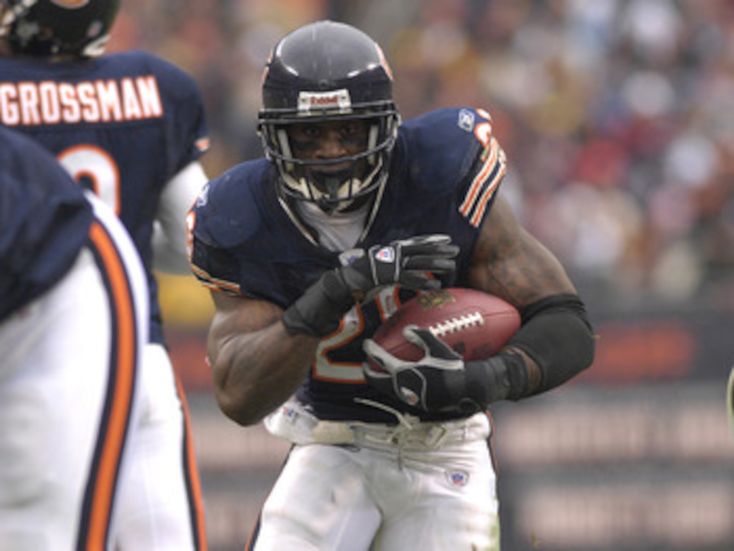 Chicago Bears running back Thomas Jones against the Seattle Seahawks in an NFC Divisional Playoff game January 14, 2007 in Soldier Field, Chicago. The Bears won 27 - 24. (Photo by Al Messerschmidt/Getty Images) Chicago Bears running back Thomas Jones against the Seattle Seahawks in an NFC Divisional Playoff game January 14, 2007 in Soldier Field, Chicago. The Bears won 27 - 24. (Photo by Al Messerschmidt/Getty Images)