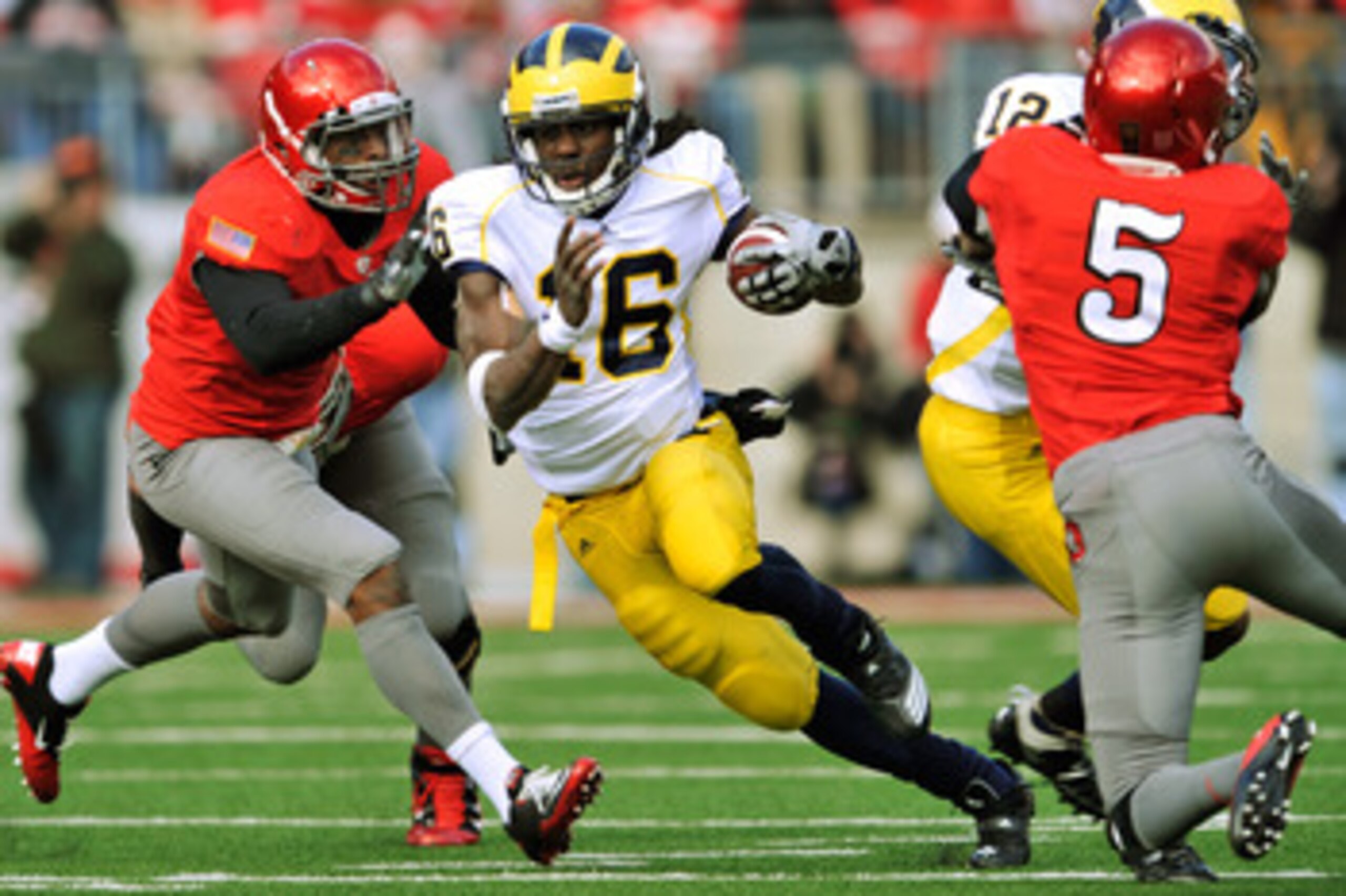 COLUMBUS, OH - NOVEMBER 27:  Quarterback Denard Robinson #16 of the Michigan Wolverines runs against the Ohio State Buckeyes at Ohio Stadium on November 27, 2010 in Columbus, Ohio. Robinson rushed for 105 yards in a 37-7 loss to Ohio State.   (Photo by Ja