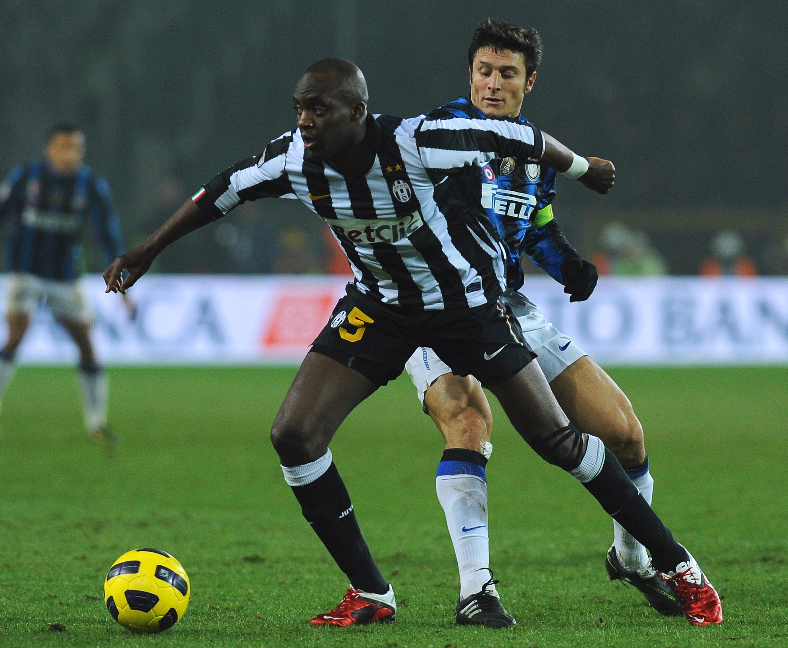 TURIN, ITALY - FEBRUARY 13:  Mohamed Lamine Sissoko (L) of Juventus FC is challenged by Javier Zanetti of FC Internazionale Milano during the Serie A match between Juventus FC and FC Internazionale Milano at Olimpico Stadium on February 13, 2011 in Turin,