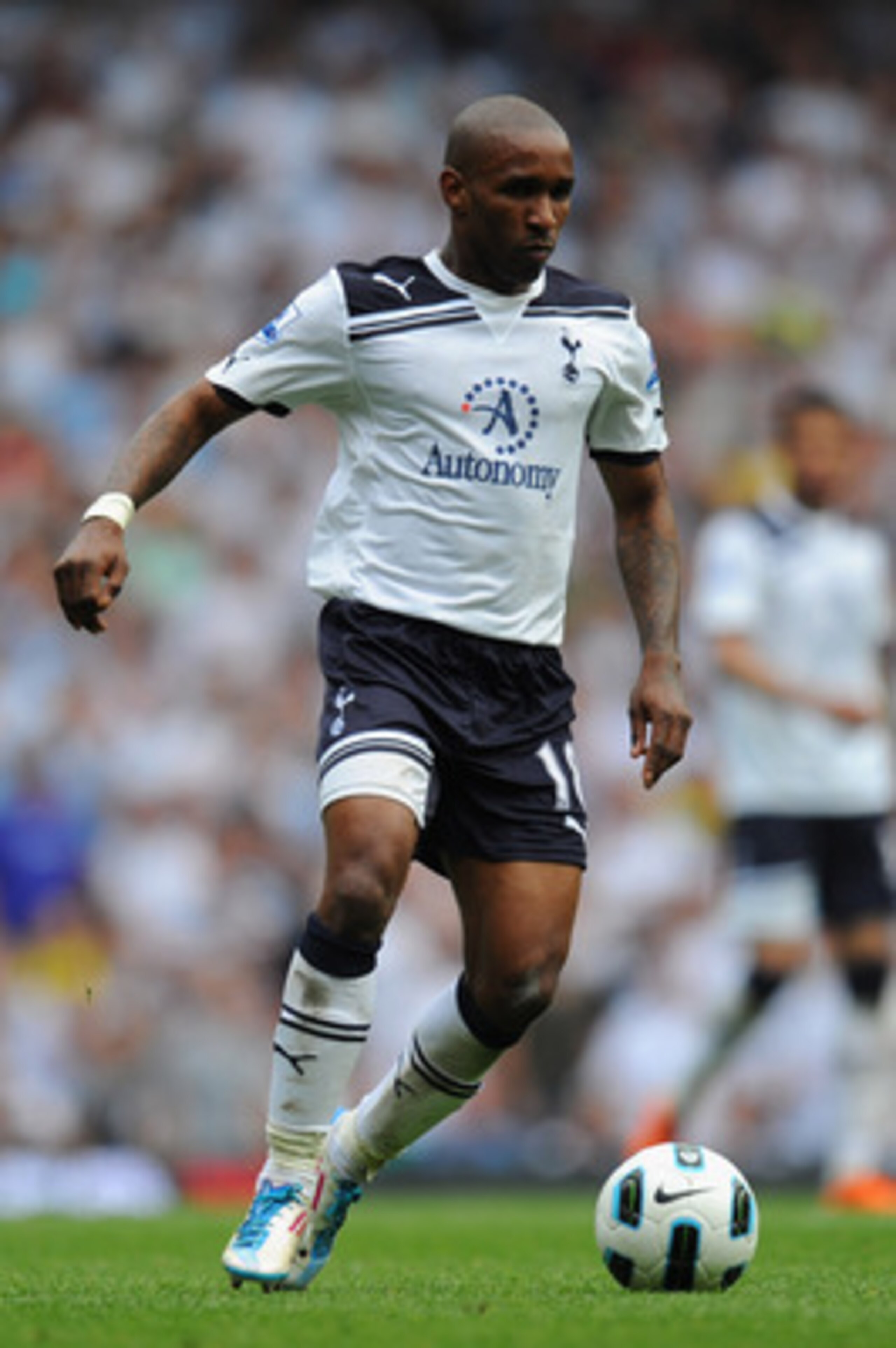 LONDON, ENGLAND - APRIL 23:  Jermain Defoe of Spurs runs with the ball during the Barclays Premier League match between Tottenham Hotspur and West Bromwich Albion at White Hart Lane on April 23, 2011 in London, England.  (Photo by Mike Hewitt/Getty Images