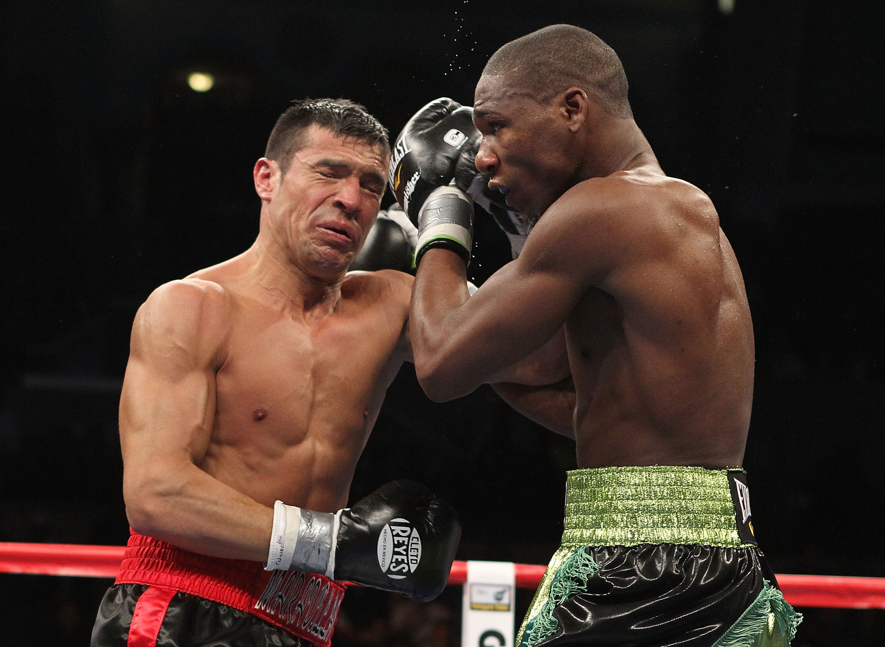 ATLANTIC CITY, NJ - NOVEMBER 20:  Sergio Martinez and Paul Williams exchange punches during their Middleweight Championship fight on November 20, 2010 at The Boardwalk Hall in Atlantic City, New Jersey.  (Photo by Al Bello/Getty Images)