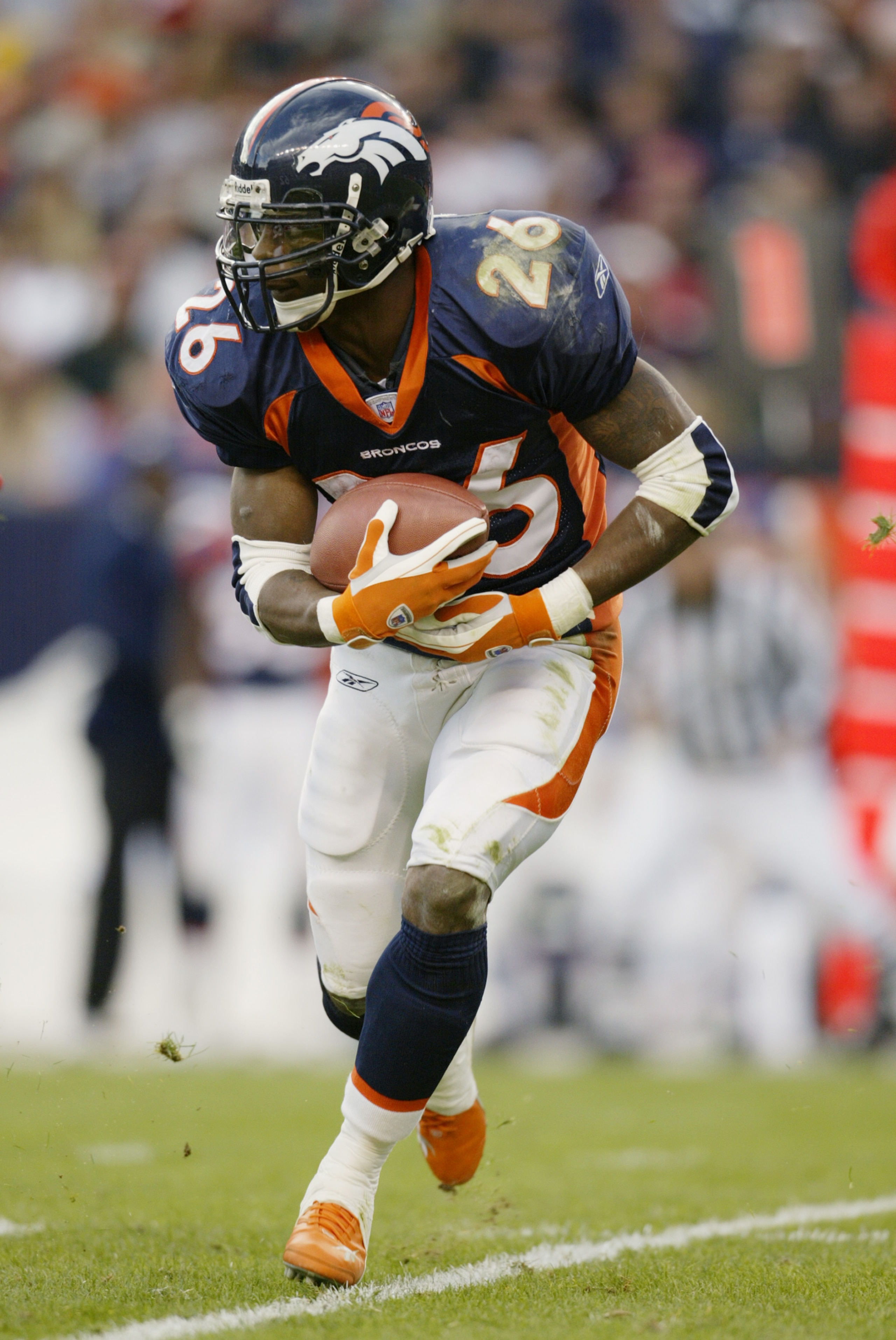 DENVER - DECEMBER 15:  Clinton Portis #26 of the Denver Broncos runs the ball against the Kansas City Chiefs during the NFL game at Invesco Field at Mile High on December 15, 2002 in Denver, Colorado. The Broncos won 31-24. (Photo by Brian Bahr/Getty Imag
