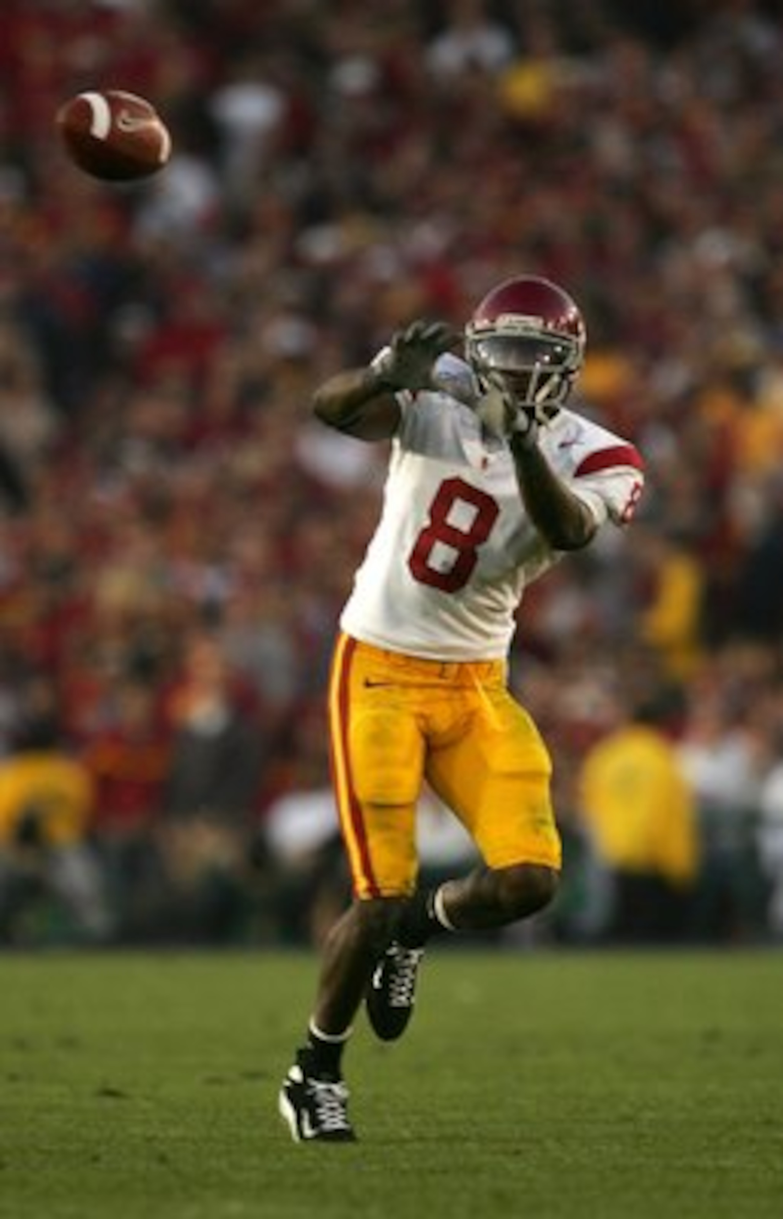 PASADENA, CA - JANUARY 01:  Dwayne Jarrett #8 of the USC Trojans catches a pass over the defense of the Michigan Wolverines on January 1, 2007 at the Rose Bowl in Pasadena, California.  (Photo by Stephen Dunn/Getty Images)
