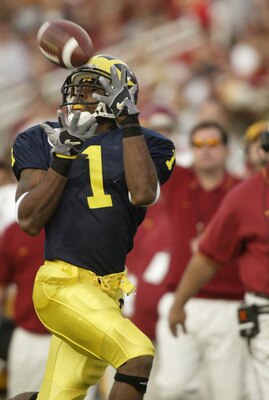 PASADENA, CA - JANUARY 1:  Wide receiver Braylon Edwards #1 of the Michigan Wolverines sets up for the catch during the 2004 Rose Bowl game against the USC Trojans on January 1, 2004 at the Rose Bowl in Pasadena, California. USC defeated Michigan 28-14. (