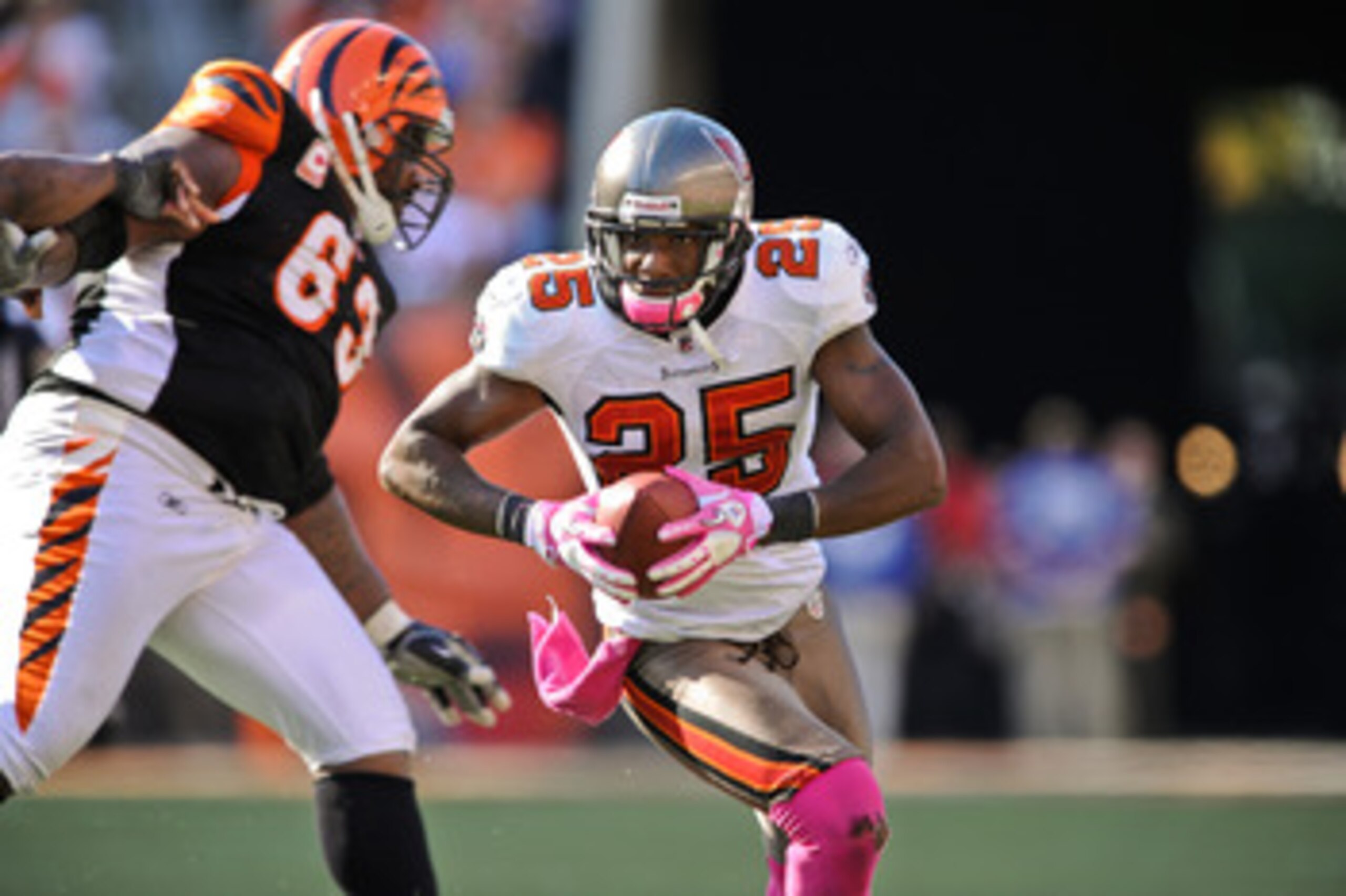 CINCINNATI, OH - OCTOBER 10: Aqib Talib #25 of the Tampa Bay Buccaneers returns an interception against the Cincinnati Bengals at Paul Brown Stadium on October 10, 2010 in Cincinnati, Ohio. (Photo by Jamie Sabau/Getty Images)