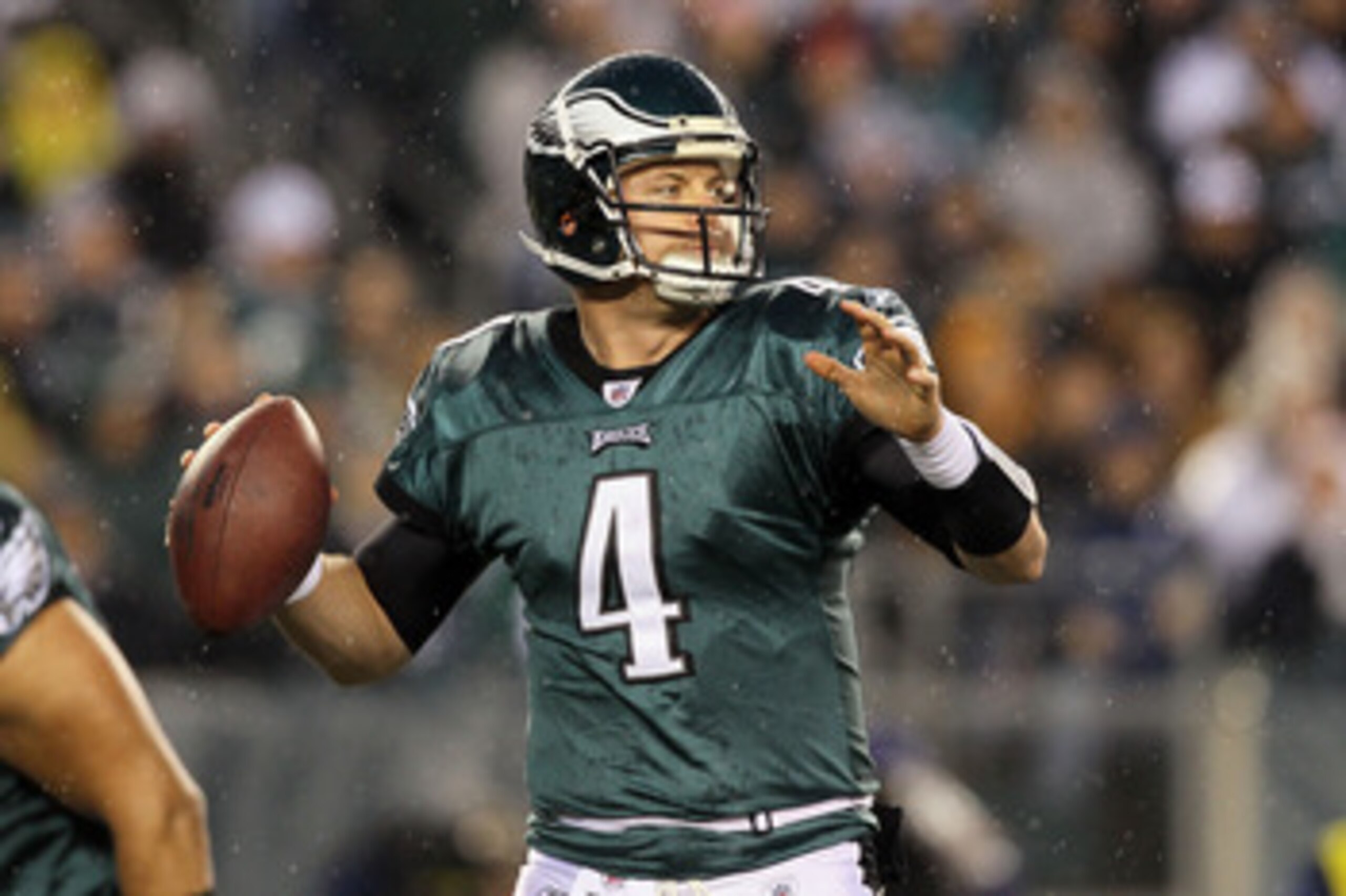 PHILADELPHIA, PA - JANUARY 02:  Kevin Kolb #4 of the Philadelphia Eagles throws a pass against the Dallas Cowboys on January 2, 2011 at Lincoln Financial Field in Philadelphia, Pennsylvania.  (Photo by Jim McIsaac/Getty Images)