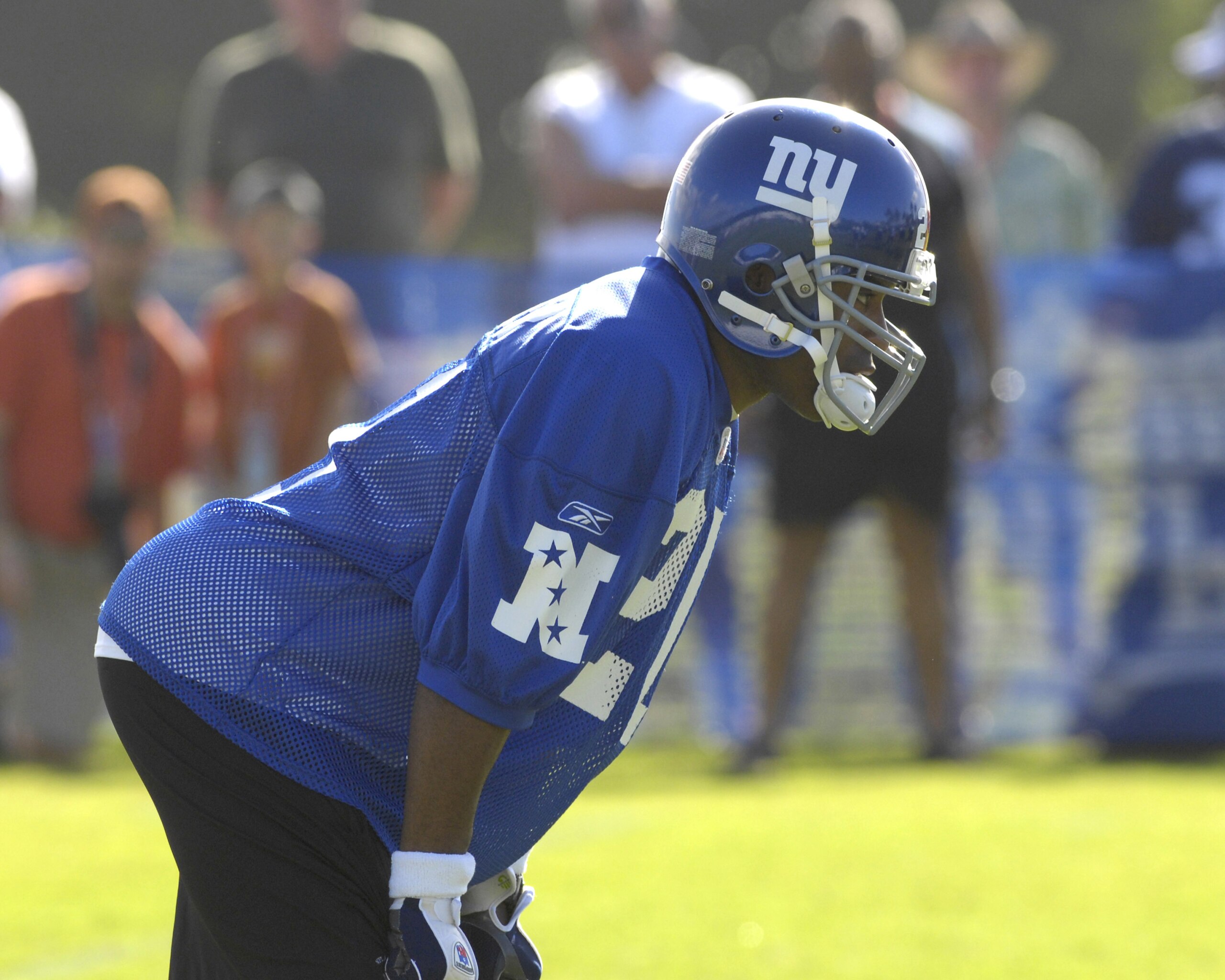 New York Giants running back Tiki Barber lines up for a play  at an NFC practice Feb. 8 for the 2007 Pro Bowl at Kapolei, Hawaii.  (Photo by Al Messerschmidt/Getty Images)