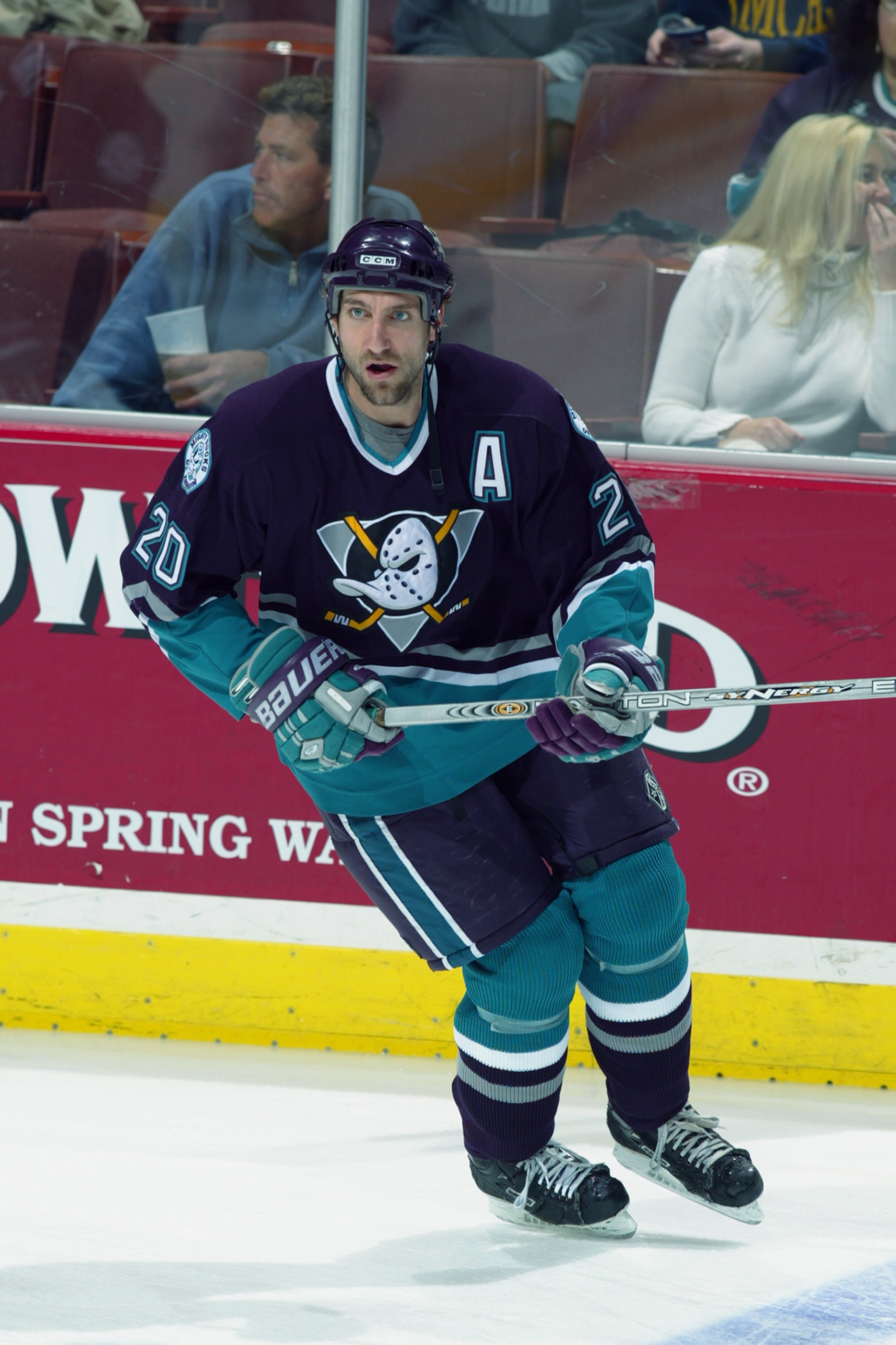ANAHEIM, CA - MARCH 7:  Steve Rucchin #20 of the Mighty Ducks of Anaheim skates against the Edmonton Oilers during the NHL game on March 7, 2003 at the Pond in Anaheim, California. The Oilers defeated the Mighty Ducks 4-1. (Photo by: Donald Miralle/Getty