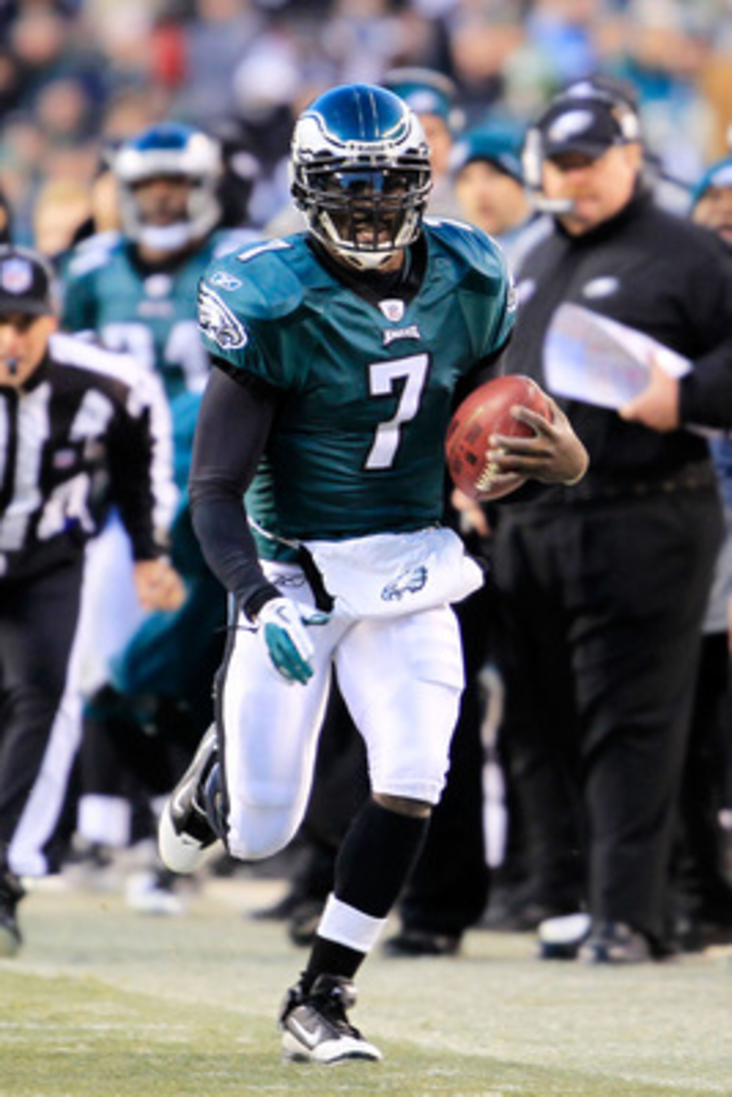 PHILADELPHIA, PA - JANUARY 09: Michael Vick #7 of the Philadelphia Eagles runs down field against the Green Bay Packers during the 2011 NFC wild card playoff game at Lincoln Financial Field on January 9, 2011 in Philadelphia, Pennsylvania. (Photo by Chr PHILADELPHIA, PA - JANUARY 09: Michael Vick #7 of the Philadelphia Eagles runs down field against the Green Bay Packers during the 2011 NFC wild card playoff game at Lincoln Financial Field on January 9, 2011 in Philadelphia, Pennsylvania. (Photo by Chr