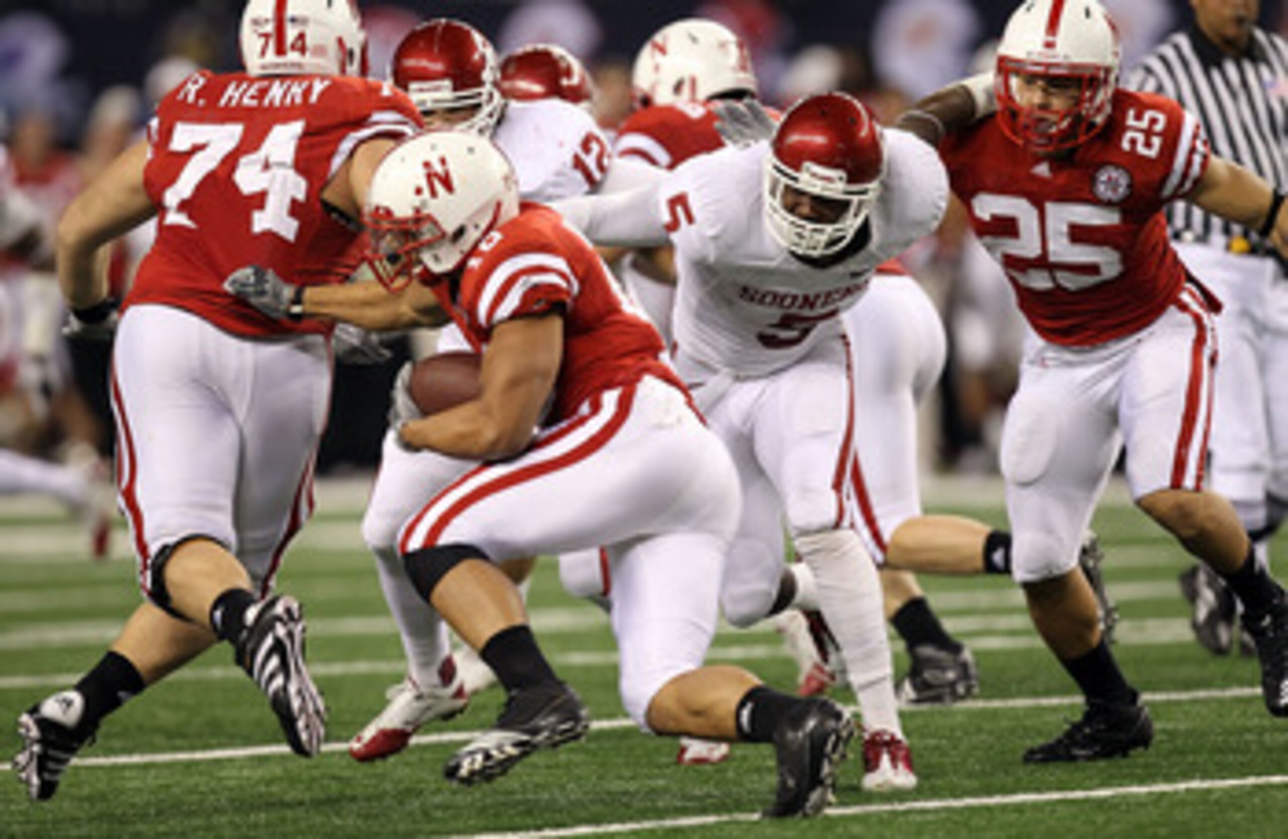 ARLINGTON, TX - DECEMBER 04:  Running back Roy Helu Jr. #10 of the Nebraska Cornhuskers runs the ball against the Oklahoma Sooners during the Big 12 Championship at Cowboys Stadium on December 4, 2010 in Arlington, Texas.  (Photo by Ronald Martinez/Getty 