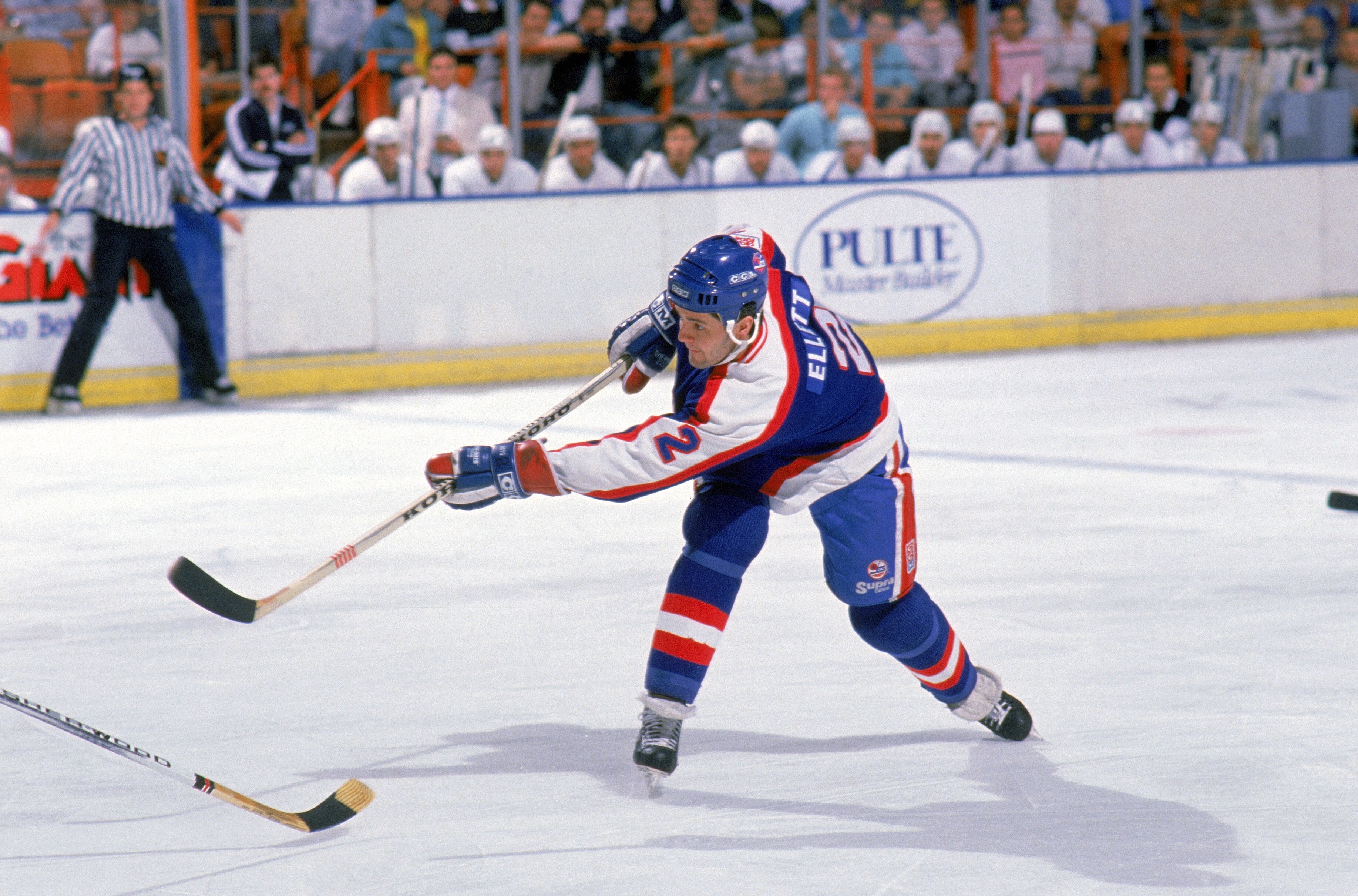 INGLEWOOD,CA - 1988:  Dave Ellett #2 of the Winnipeg Jets passes the puck during the game against the Los Angeles Kings at the Great Western Forum in the 1988-1989 season in Inglewood, California. (Photo by: Mike Powell/Getty Images)