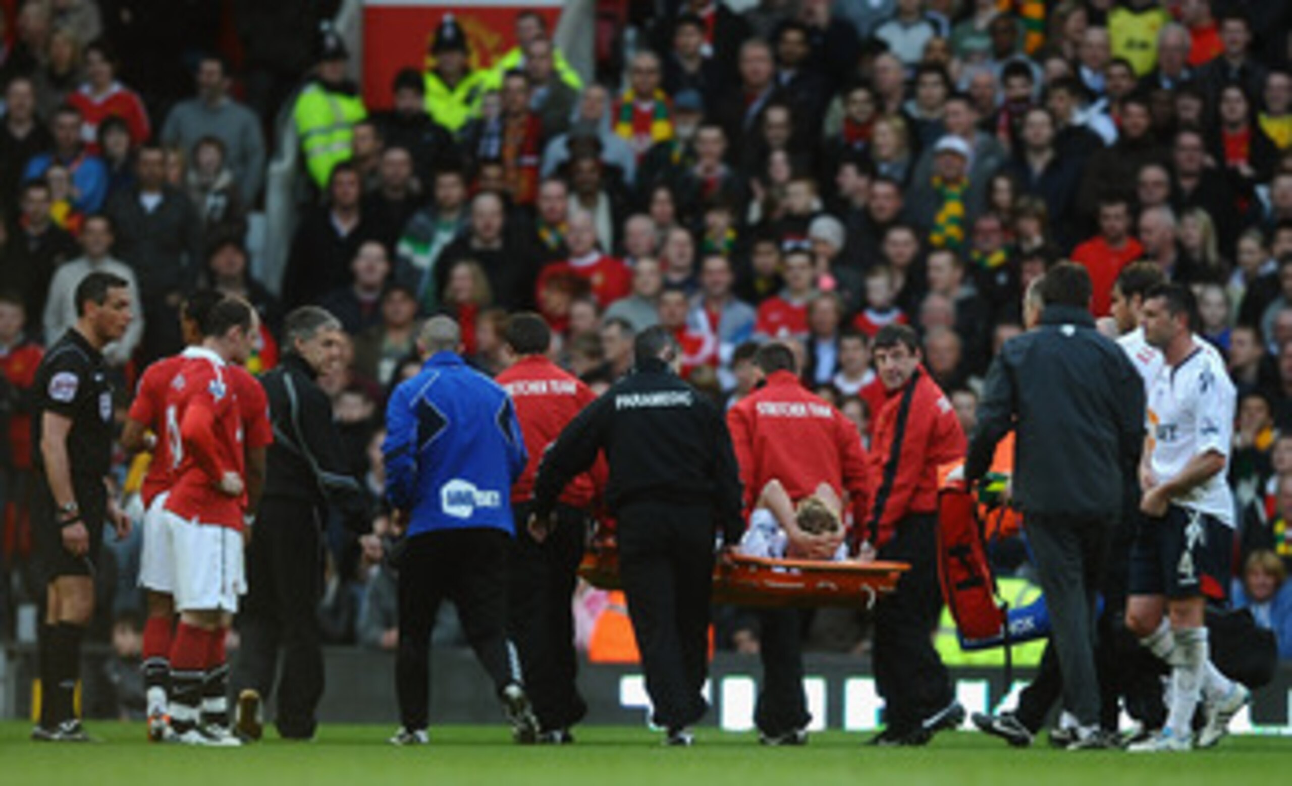MANCHESTER, ENGLAND - MARCH 19: Stuart Holden of Bolton Wanders is stretchered off injured during the Barclays Premier League match between Manchester United and Bolton Wanderers at Old Trafford on March 19, 2011 in Manchester, England. (Photo by Laurenc MANCHESTER, ENGLAND - MARCH 19: Stuart Holden of Bolton Wanders is stretchered off injured during the Barclays Premier League match between Manchester United and Bolton Wanderers at Old Trafford on March 19, 2011 in Manchester, England. (Photo by Laurenc