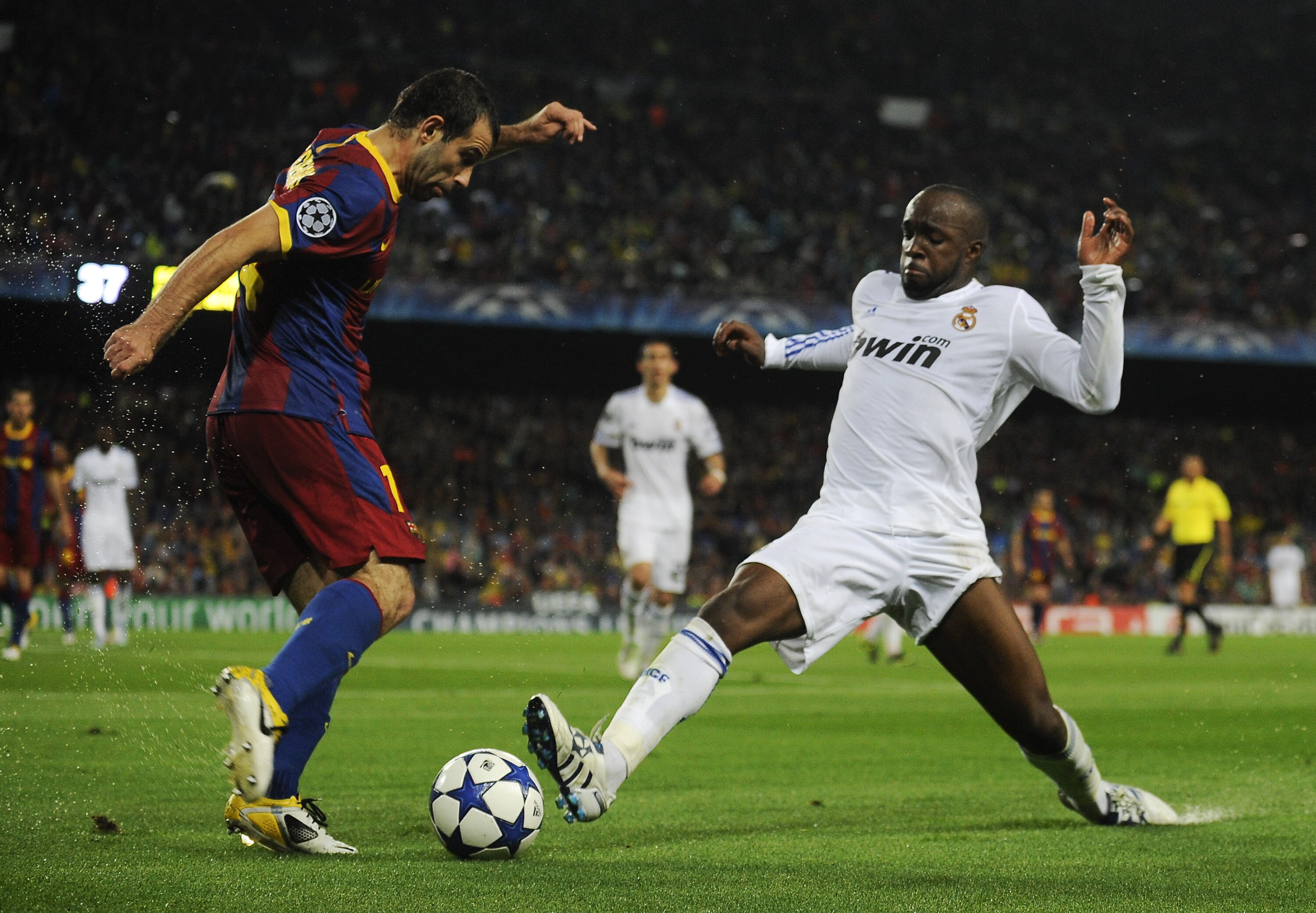 BARCELONA, SPAIN - MAY 03:  Javier Mascherano of FC Barcelona (L) fights for the ball against Lass Diarra of Real Madrid during the UEFA Champions League Semi Final second leg match between Barcelona and Real Madrid at the Camp Nou on May 3, 2011 in Barce