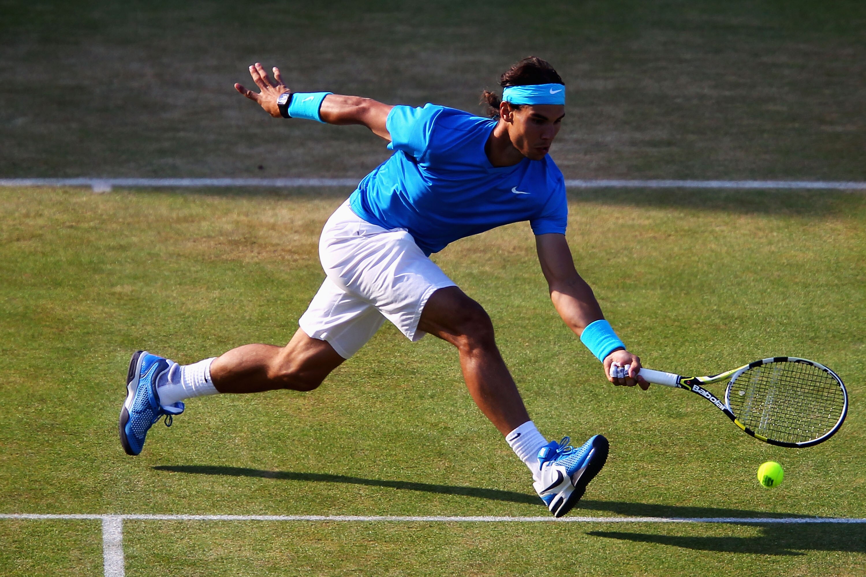 LONDON, ENGLAND - JUNE 10:  Rafael Nadal of Spain returns the ball during his Men's Singles quarter final match against Jo-Wilfred Tsonga of France on day five of the AEGON Championships at Queens Club on June 10, 2011 in London, England.  (Photo by Julia