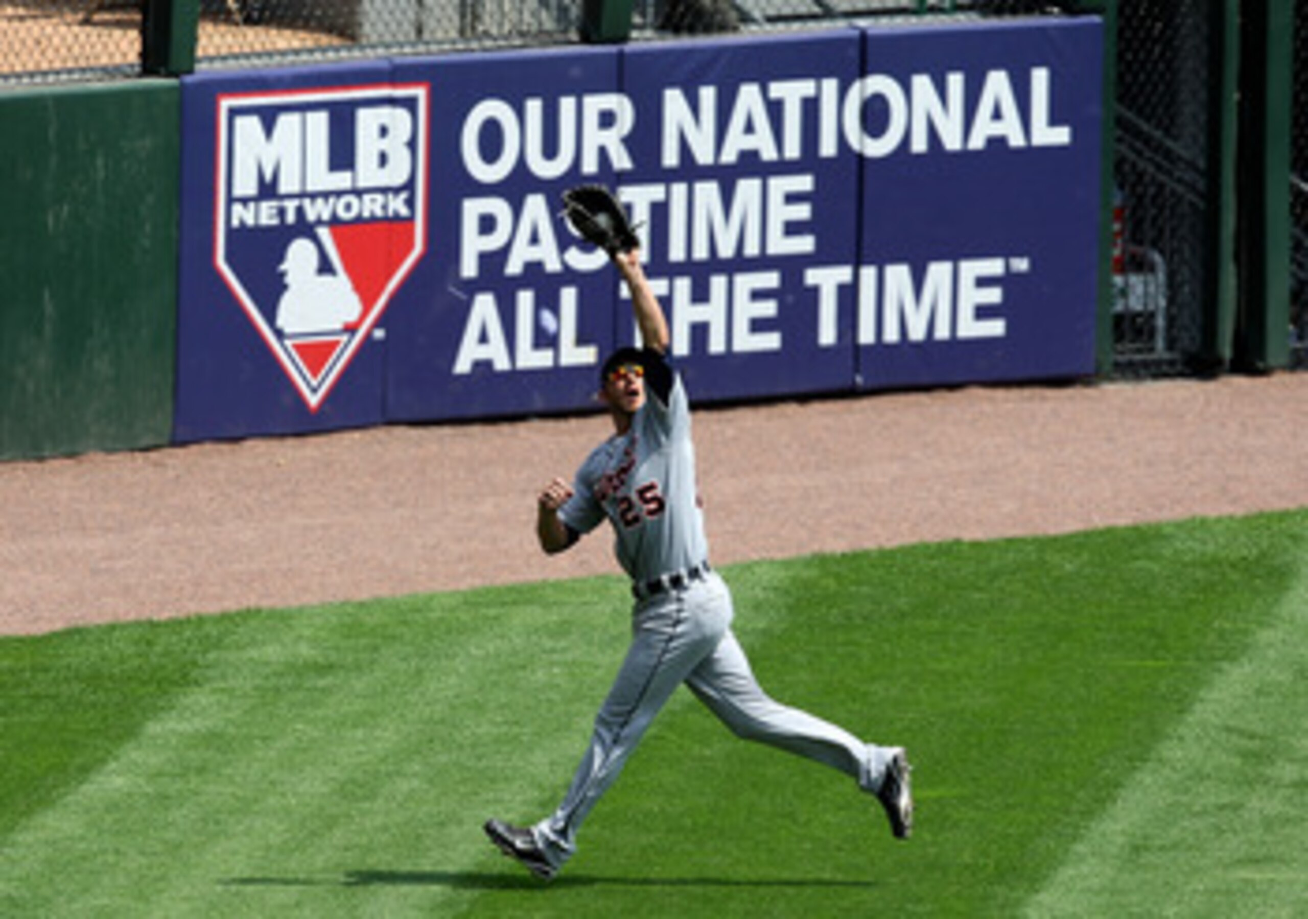 CHICAGO - JUNE 8: Ryan Raburn #25 of the Detroit Tigers catches a fly ball in left field against the Chicago White Sox at U.S. Cellular Field June 8, 2009 in Chicago, Illinois. (Photo by Jonathan Daniel/Getty Images)