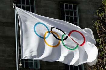 LONDON, ENGLAND - APRIL 06:  The Olympic flag with the iconic Olympic rings is pictured during the IOC Executive Board meetings, held at the Westminster Bridge Park Plaza on April 6, 2011 in London, England.  (Photo by Dean Mouhtaropoulos/Getty Images)