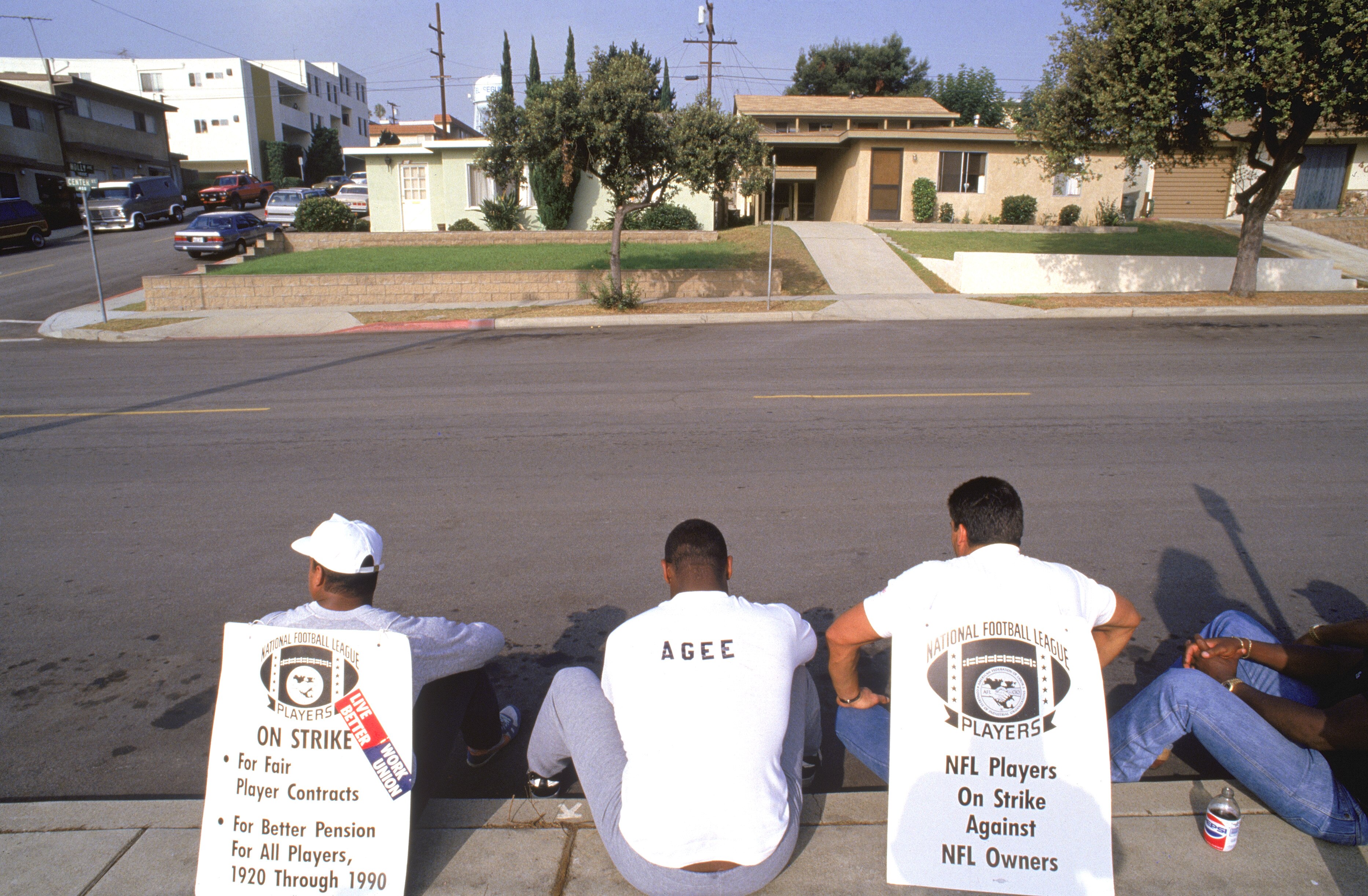 SEPTEMBER -1987: Members of the Los Angeles Raiders sit on the curb in a picket line during the NFL Players Union Strike on September,1987. (Photo by Mike Powell/Getty Images)