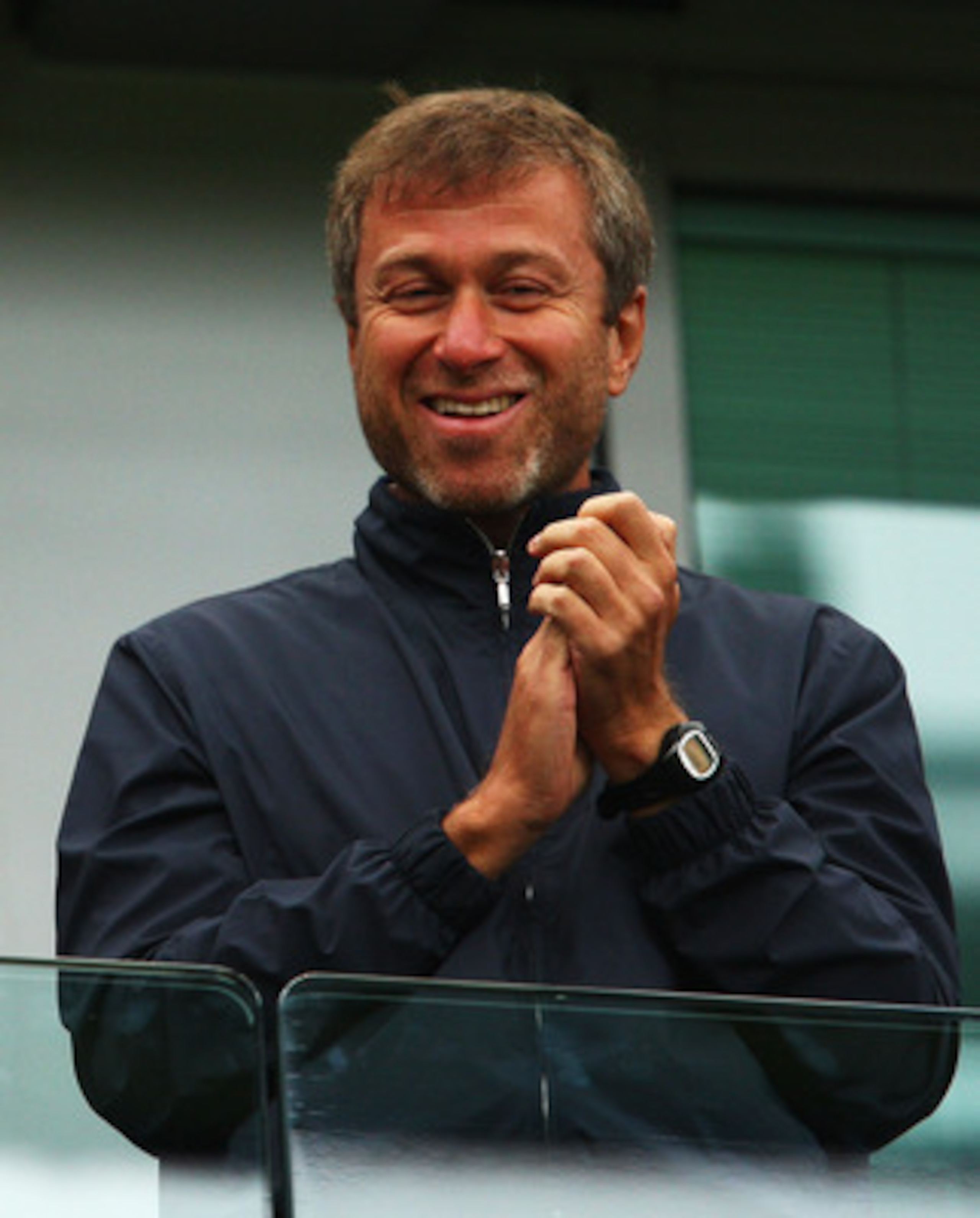 LONDON, ENGLAND - MAY 17:  Chelsea owner Roman Abramovich applaudes after the Barclays Premier League match between Chelsea and Blackburn Rovers at Stamford Bridge on May 17, 2009 in London, England.  (Photo by Richard Heathcote/Getty Images)