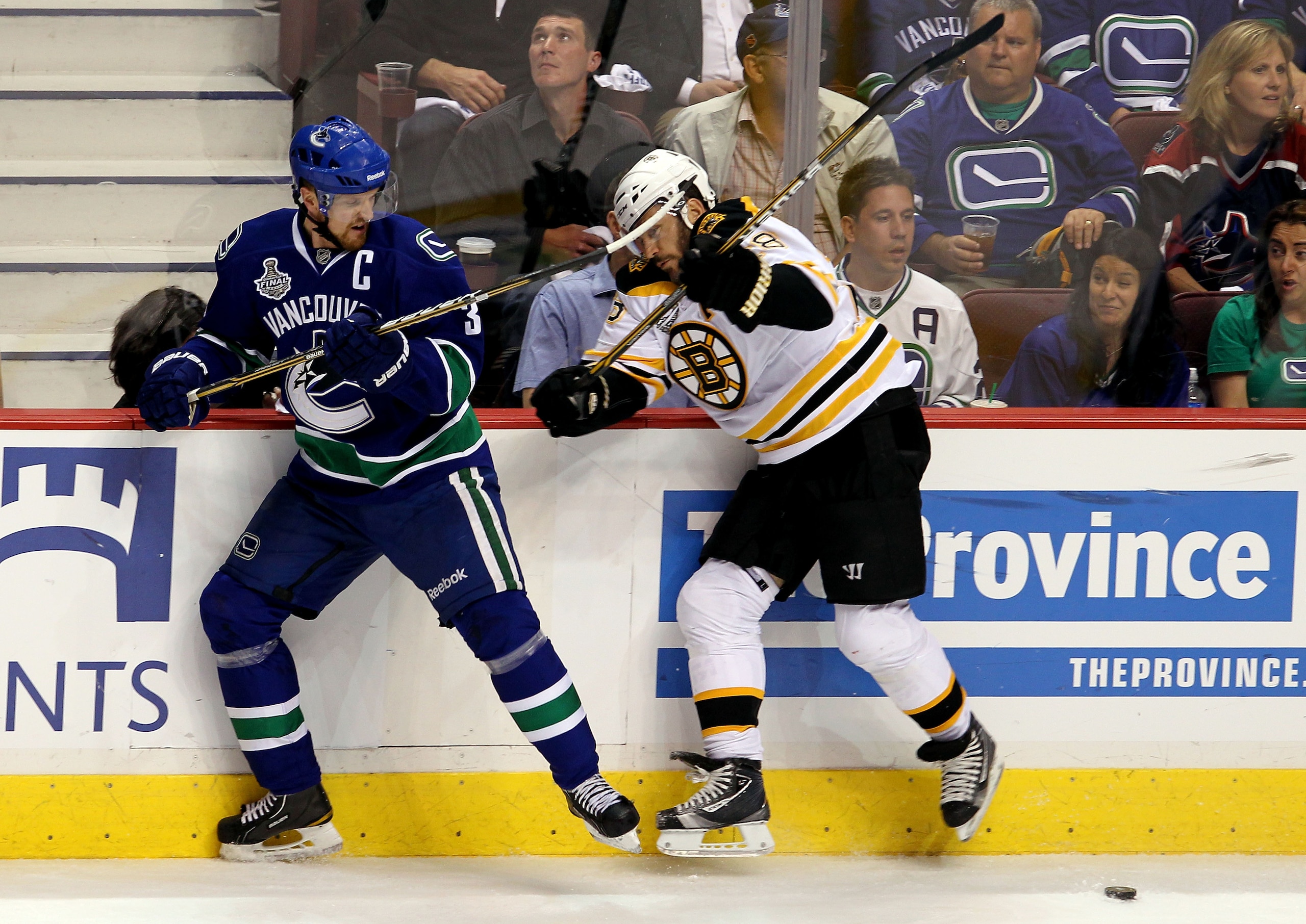 VANCOUVER, BC - JUNE 15:  Henrik Sedin #33 of the Vancouver Canucks fights for the puck against Mark Recchi #28 of the Boston Bruins during Game Seven of the 2011 NHL Stanley Cup Final at Rogers Arena on June 15, 2011 in Vancouver, British Columbia, Canad