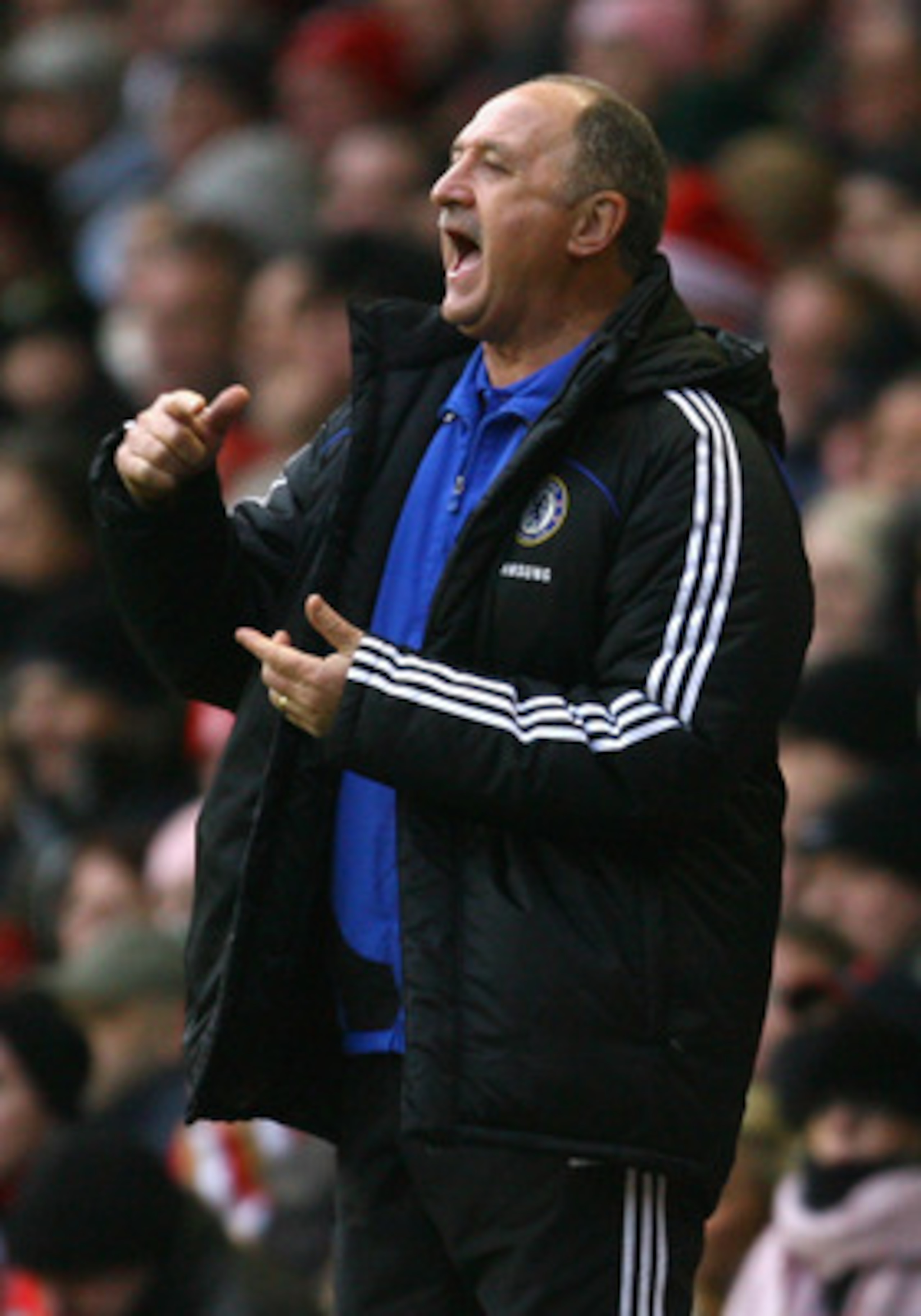 LIVERPOOL, UNITED KINGDOM - FEBRUARY 01:  Chelsea Manager Luis Felipe Scolari shouts to his players during the Barclays Premier League match between Liverpool and Chelsea at Anfield on February 1, 2009 in Liverpool, England.  (Photo by Alex Livesey/Getty 