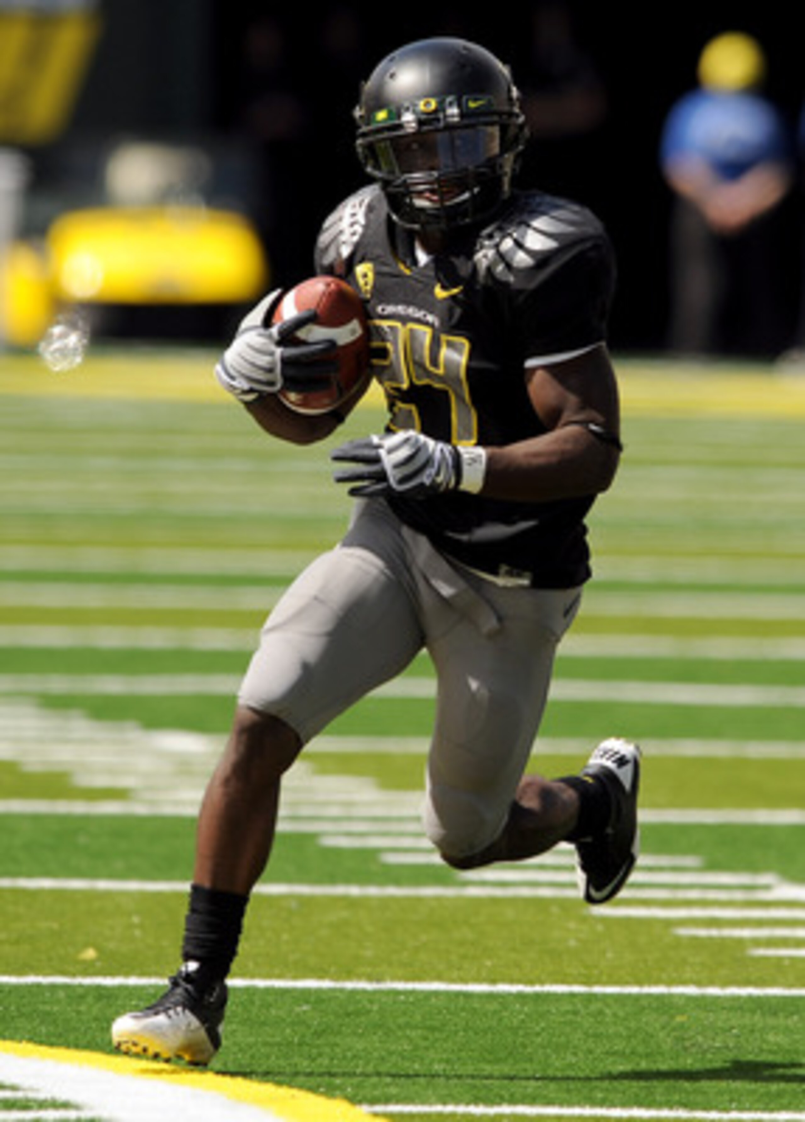 EUGENE, OR - SEPTEMBER 04:  Running back Kenjon Barner #24 of the Oregon Ducks breaks loose for a touchdown in the second quarter of the game against the New Mexico Lobos at Autzen Stadium on September 4, 2010 in Eugene, Oregon. Barner had 225 total yards