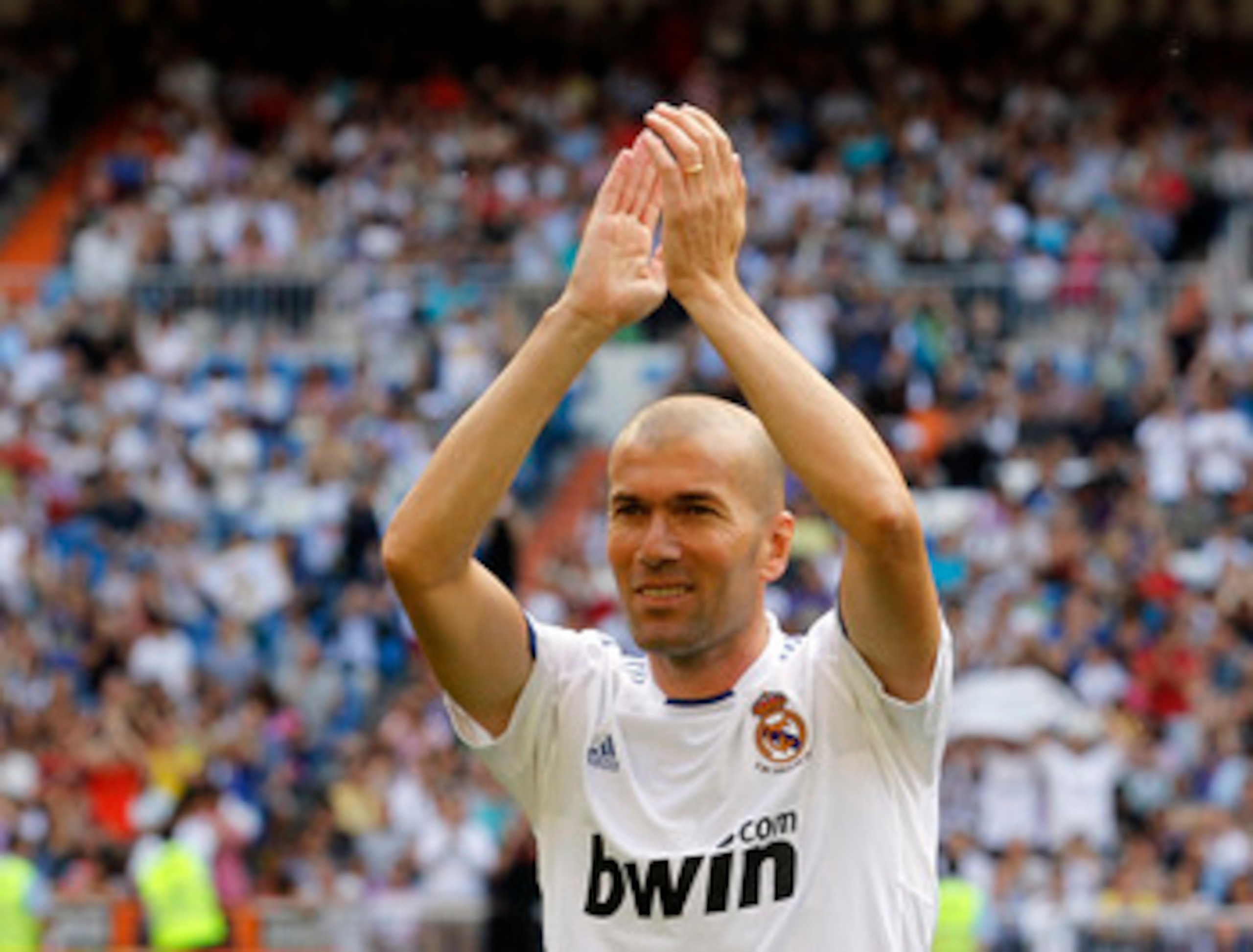 MADRID, SPAIN - JUNE 05:  Zinedine Zidane of Real Madrid waves before of the Corazon Classic Match between Allstars Real Madrid and Allstars Bayern Muenchen at Estadio Santiago Bernabeu on June 5, 2011 in Madrid, Spain.  (Photo by Angel Martinez/Getty Ima