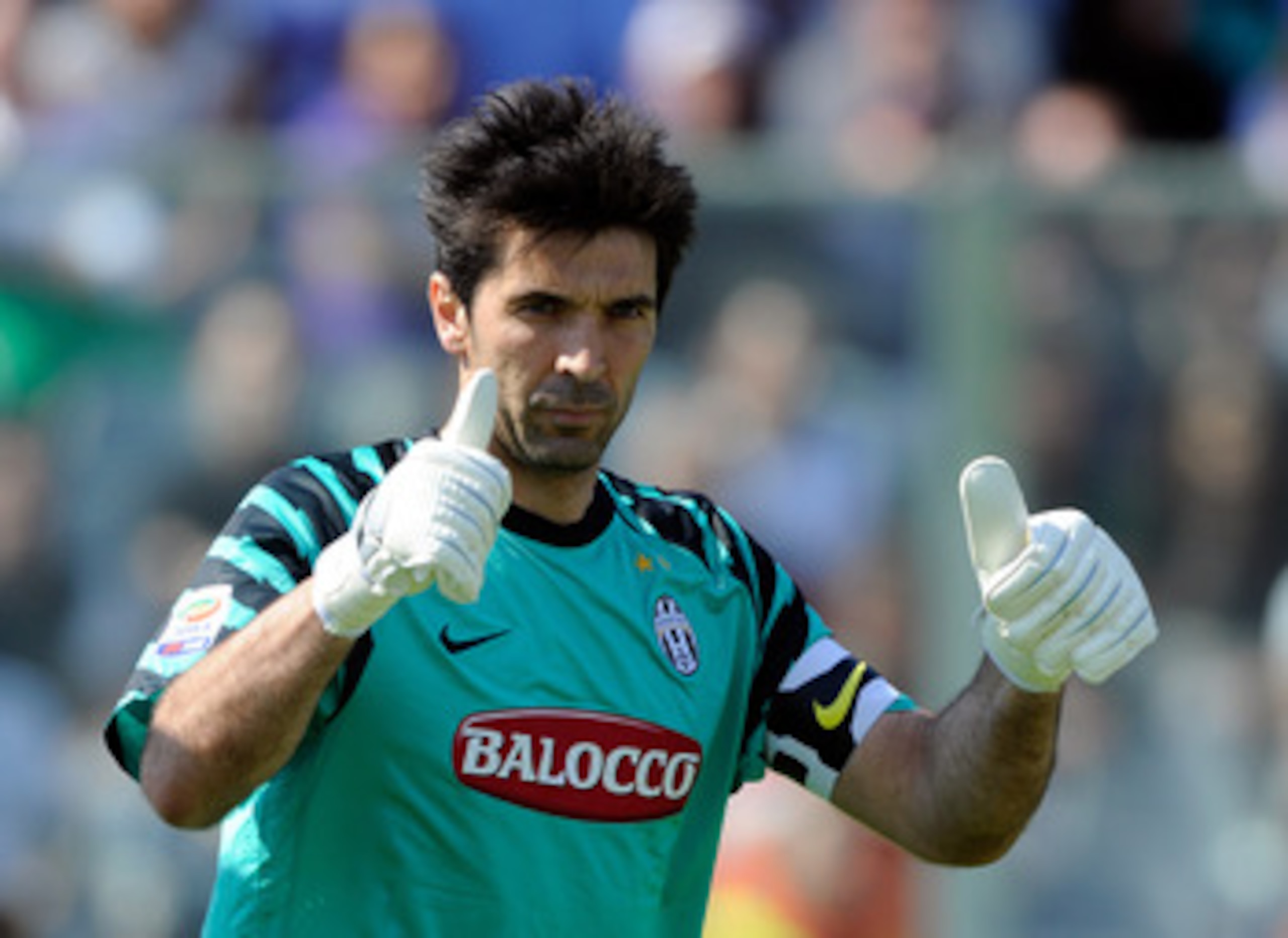 FLORENCE, ITALY - APRIL 17:  Goalkeeper Gianluigi Buffon of Juventus FC signals during the Serie A match between ACF Fiorentina and Juventus FC at Stadio Artemio Franchi on April 17, 2011 in Florence, Italy.  (Photo by Claudio Villa/Getty Images)