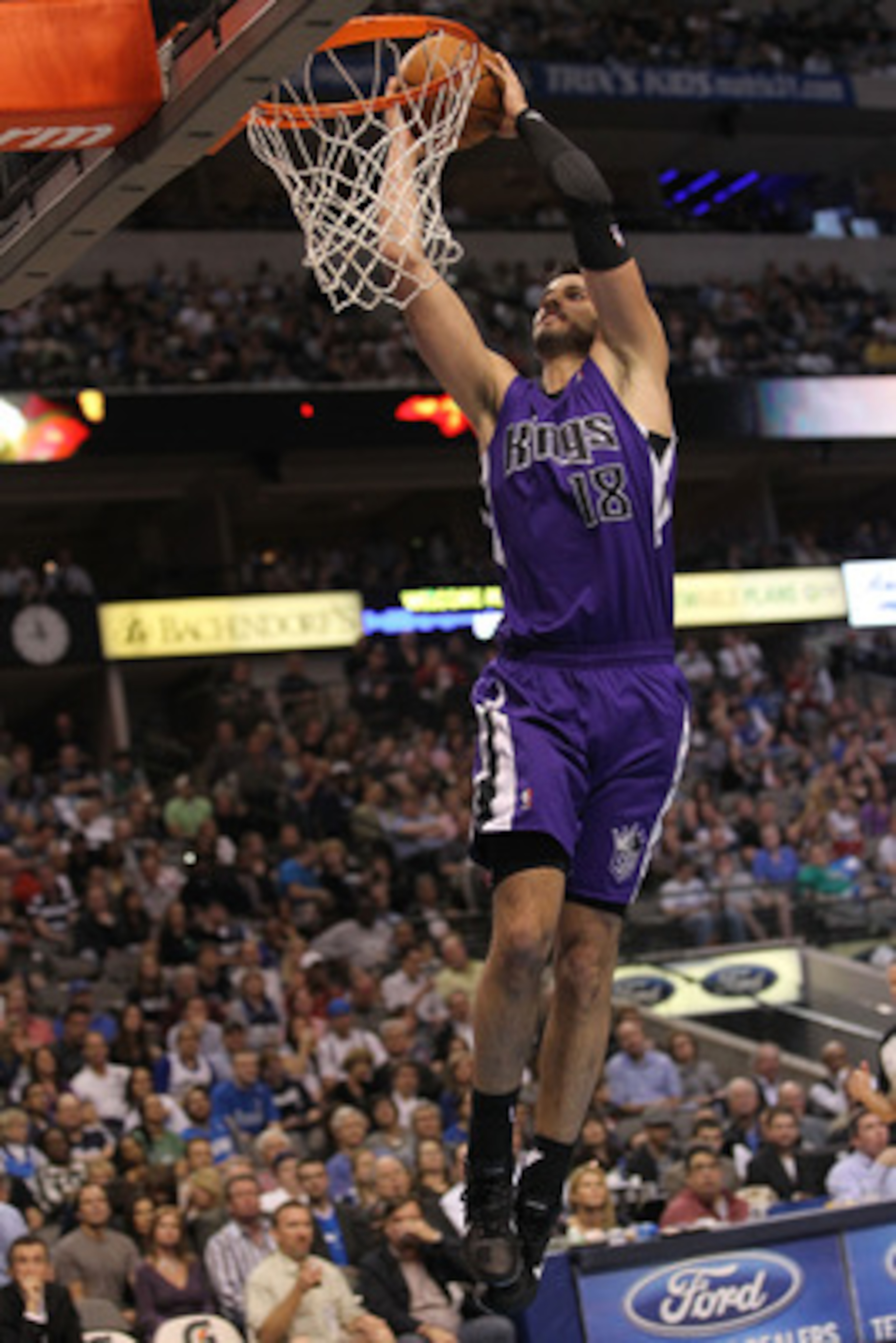 DALLAS, TX - FEBRUARY 16:  Forward Omri Casspi #18 of the Sacramento Kings makes the slam dunk against the Dallas Mavericks at American Airlines Center on February 16, 2011 in Dallas, Texas.  NOTE TO USER: User expressly acknowledges and agrees that, by d