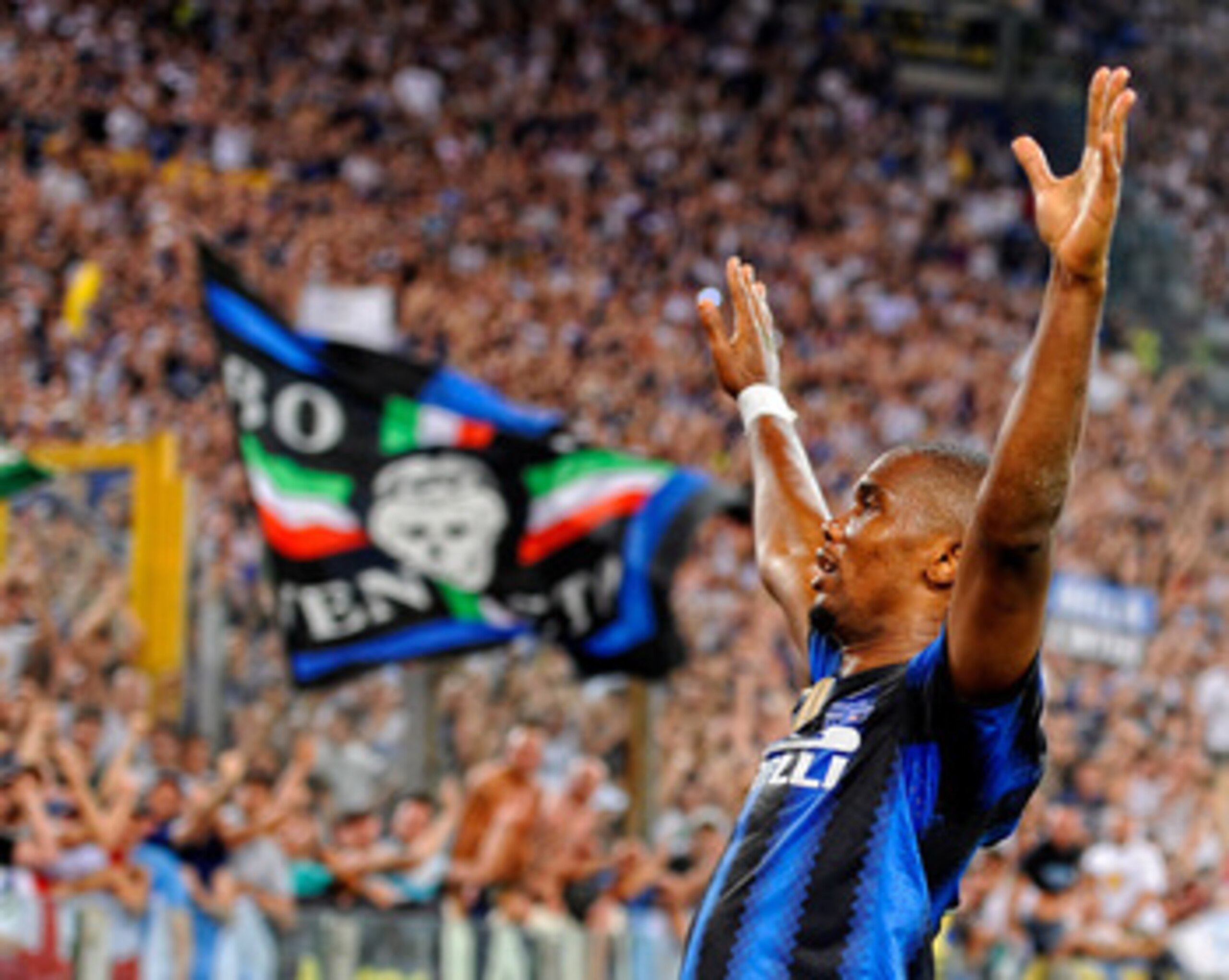 ROME, ITALY - MAY 29:  Samuel Eto'o of Inter Milan celebrates scoring the second goal during the Tim Cup final between FC Internazionale Milano and US Citta di Palermo at Olimpico Stadium on May 29, 2011 in Rome, Italy.  (Photo by Claudio Villa/Getty Imag