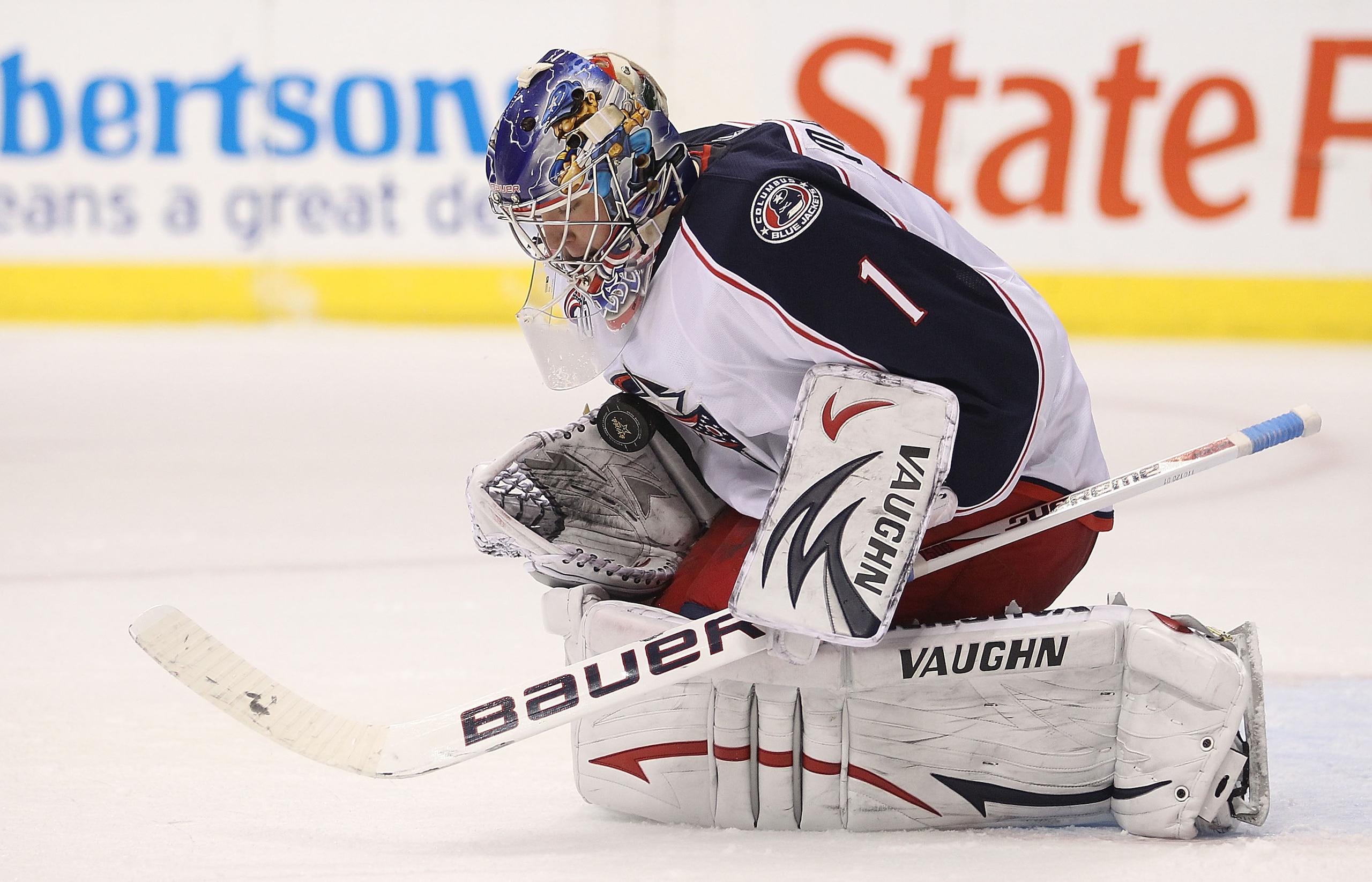DALLAS, TX - FEBRUARY 13:  Goaltender Steve Mason #1 of the Columbus Blue Jackets makes a save against the Dallas Stars on February 13, 2011 in Dallas, Texas.  (Photo by Ronald Martinez/Getty Images)