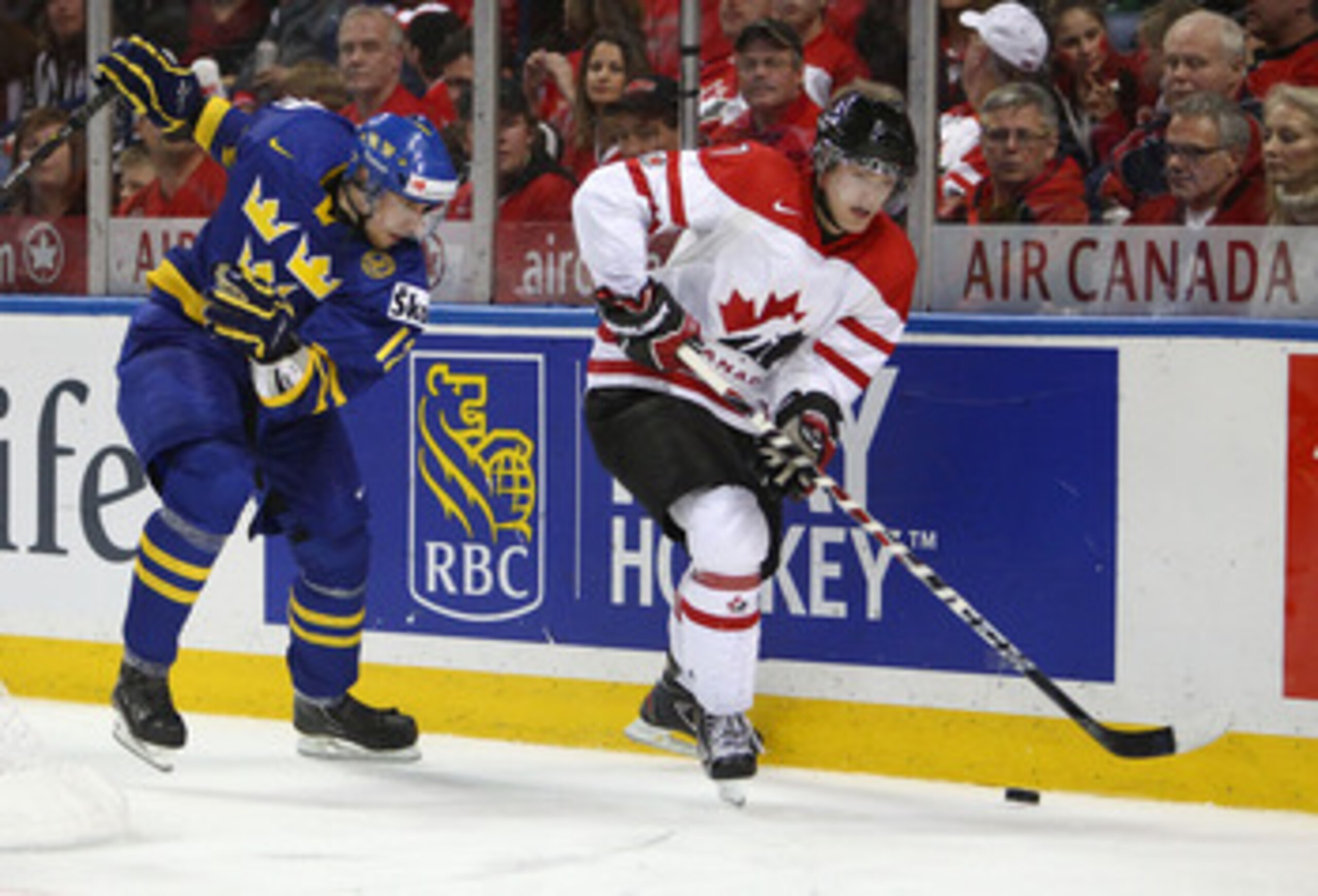 BUFFALO, NY - DECEMBER 31: Forward Sean Couturier #7 of Canada controls the puck during the 2011 IIHF World U20 Championship game between Canada and Sweden on December 31, 2010 at HSBC Arena in Buffalo, New York. (Photo by Tom Szczerbowski/Getty Images)