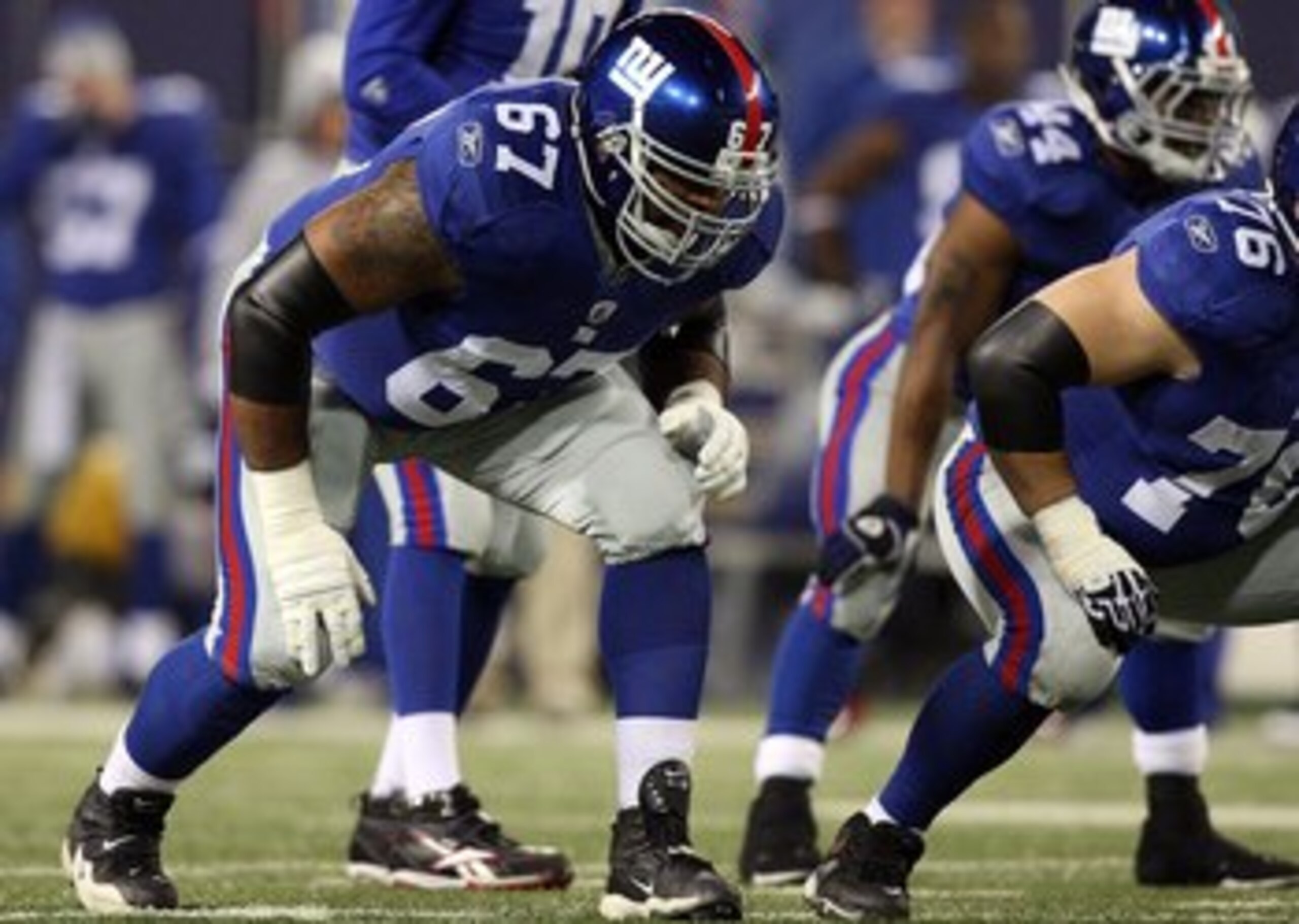 EAST RUTHERFORD, NJ - DECEMBER 06:  Kareem McKenzie #67 of the New York Giants defends against the Dallas Cowboys on December 6, 2009 at Giants Stadium in East Rutherford, New Jersey. The Giants defeated the Cowboys 31-24.  (Photo by Jim McIsaac/Getty Ima