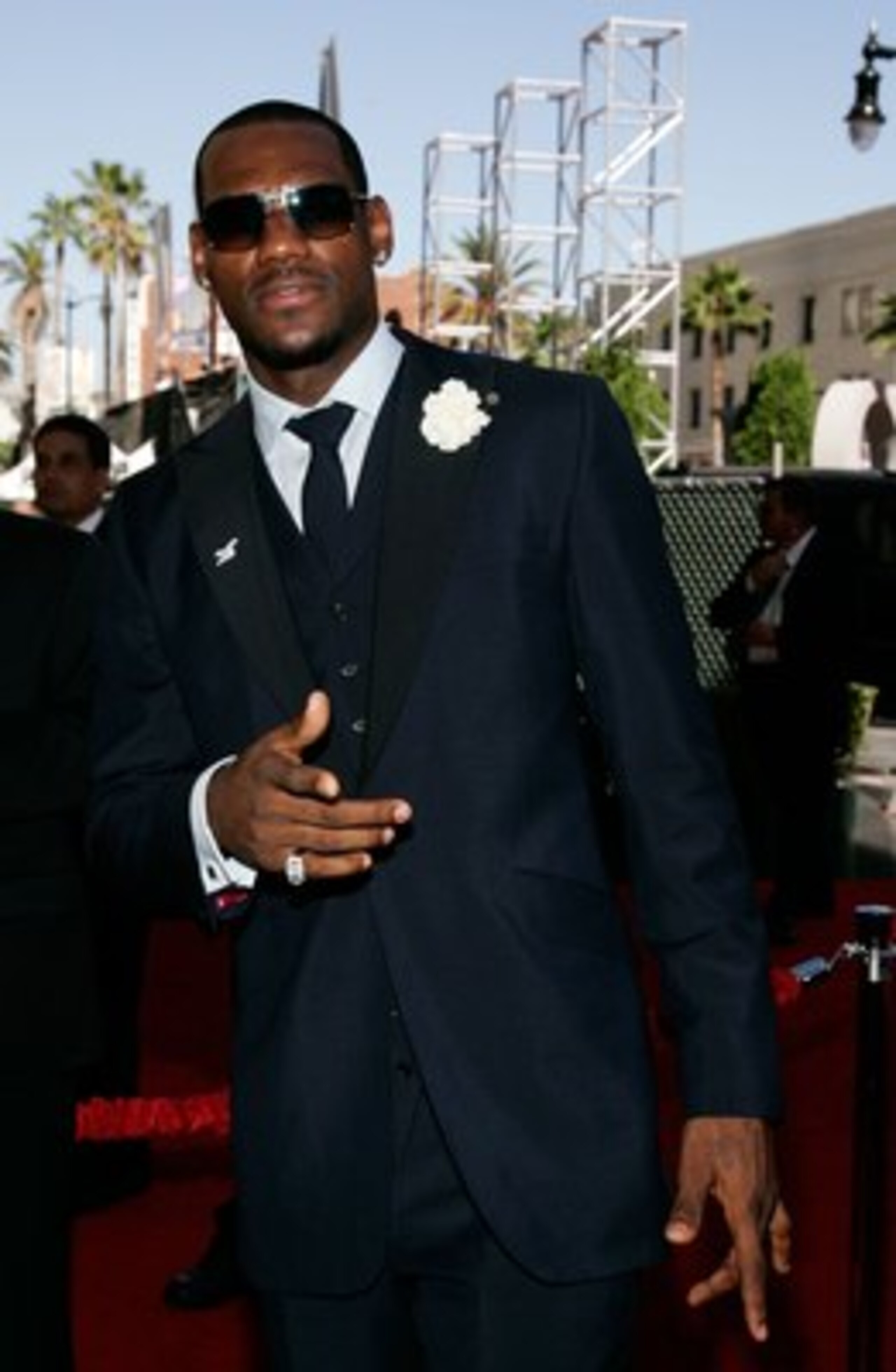 HOLLYWOOD - JULY 12: Cleveland Cavaliers player LeBron James arrives at the 2006 ESPY Awards at the Kodak Theatre on July 12, 2006 in Hollywood, California. (Photo by Vince Bucci/Getty Images) HOLLYWOOD - JULY 12: Cleveland Cavaliers player LeBron James arrives at the 2006 ESPY Awards at the Kodak Theatre on July 12, 2006 in Hollywood, California. (Photo by Vince Bucci/Getty Images)