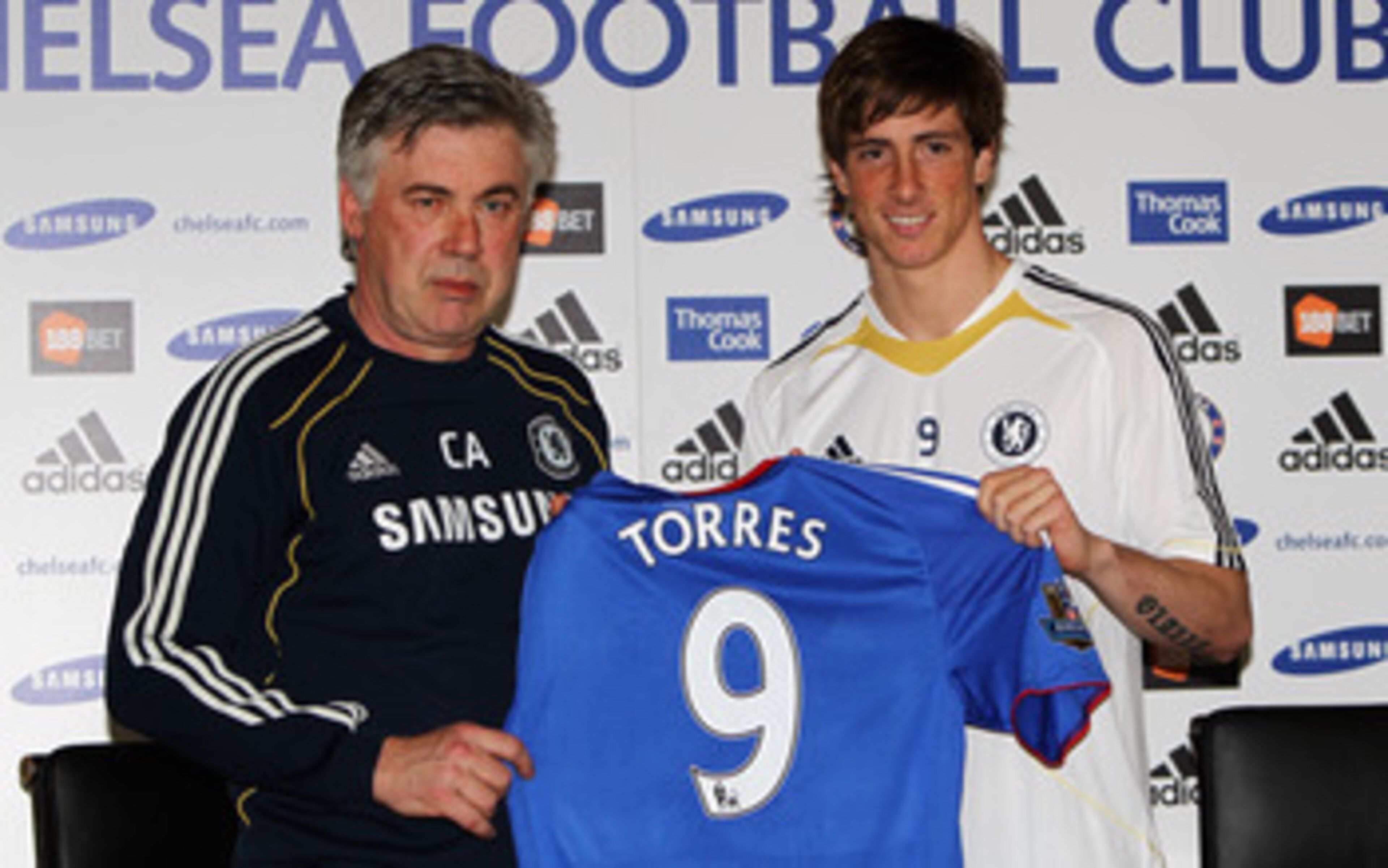 COBHAM, ENGLAND - FEBRUARY 04:  Manager Carlo Ancelotti (L) and Fernando Torres pose for the media at the Chelsea Press Conference on February 4, 2011 in Cobham, England.  (Photo by Dean Mouhtaropoulos/Getty Images)