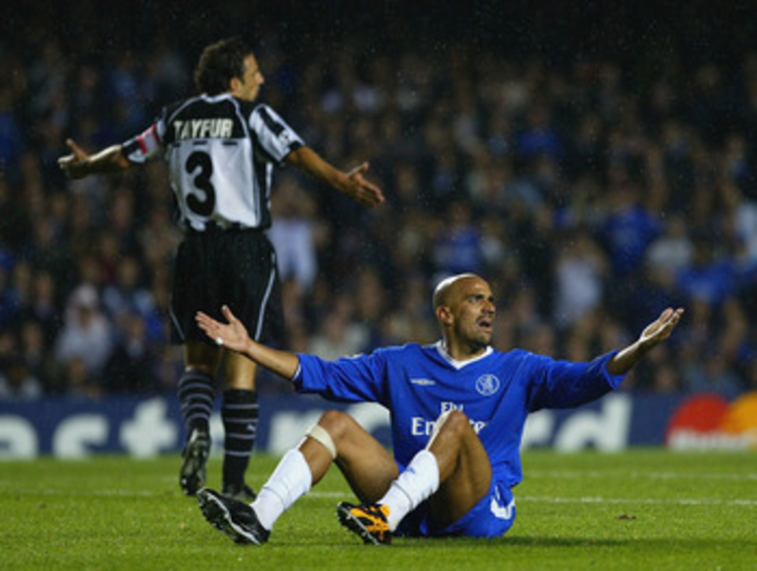 LONDON - OCTOBER 1:  Juan Sebastian Veron of Chelsea appeals to the referee during the UEFA Champions League First Stage Group G match between Chelsea and Besiktas at Stamford Bridge on October 1, 2003 in London. (Photo by Shaun Botterill/Getty Images)