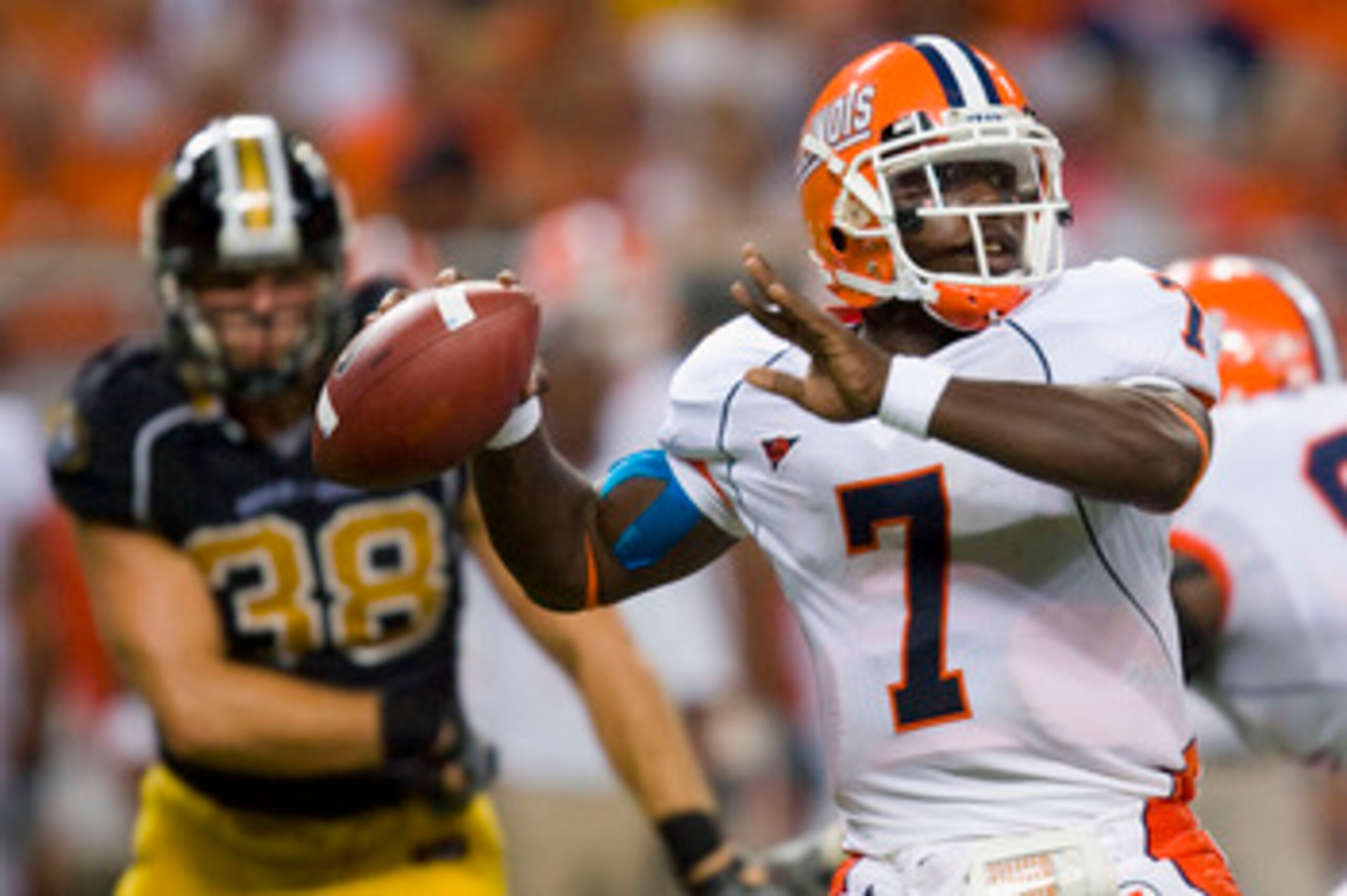 ST. LOUIS, MO - AUGUST 30: Juice Williams #7 of the University of Illinois Fighting Illini passes against the University of Missouri Tigers during the State Farm Arch Rivalry game at the Edward Jones Dome on August 30, 2008 in St. Louis, Missouri. The Ti ST. LOUIS, MO - AUGUST 30: Juice Williams #7 of the University of Illinois Fighting Illini passes against the University of Missouri Tigers during the State Farm Arch Rivalry game at the Edward Jones Dome on August 30, 2008 in St. Louis, Missouri. The Ti