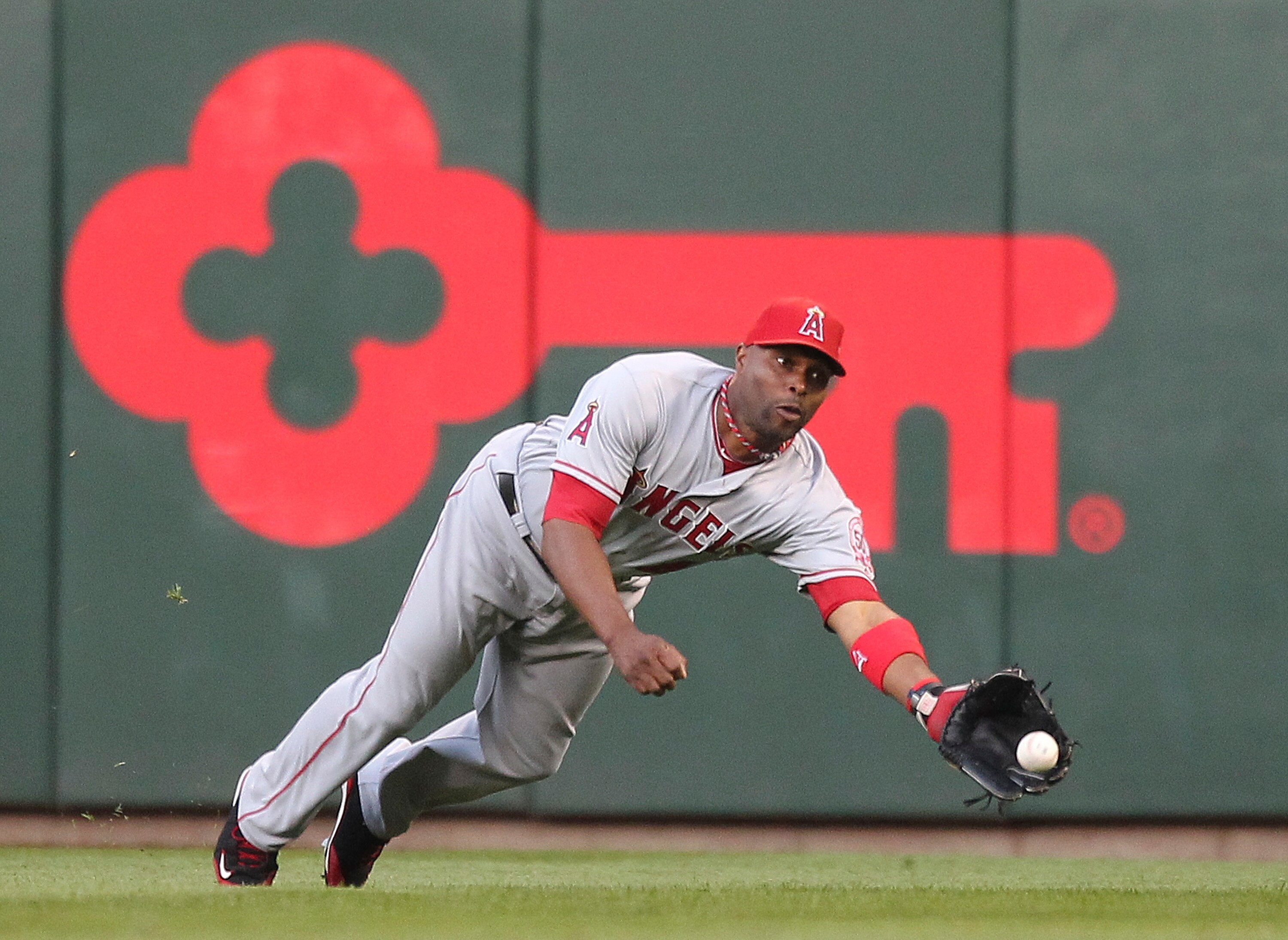 SEATTLE - JUNE 15:  Right fielder Torii Hunter #48 of the Los Angeles Angels of Anaheim makes a diving catch of a ball hit by Jack Wilson #2 of the Seattle Mariners at Safeco Field on June 15, 2011 in Seattle, Washington. (Photo by Otto Greule Jr/Getty Im
