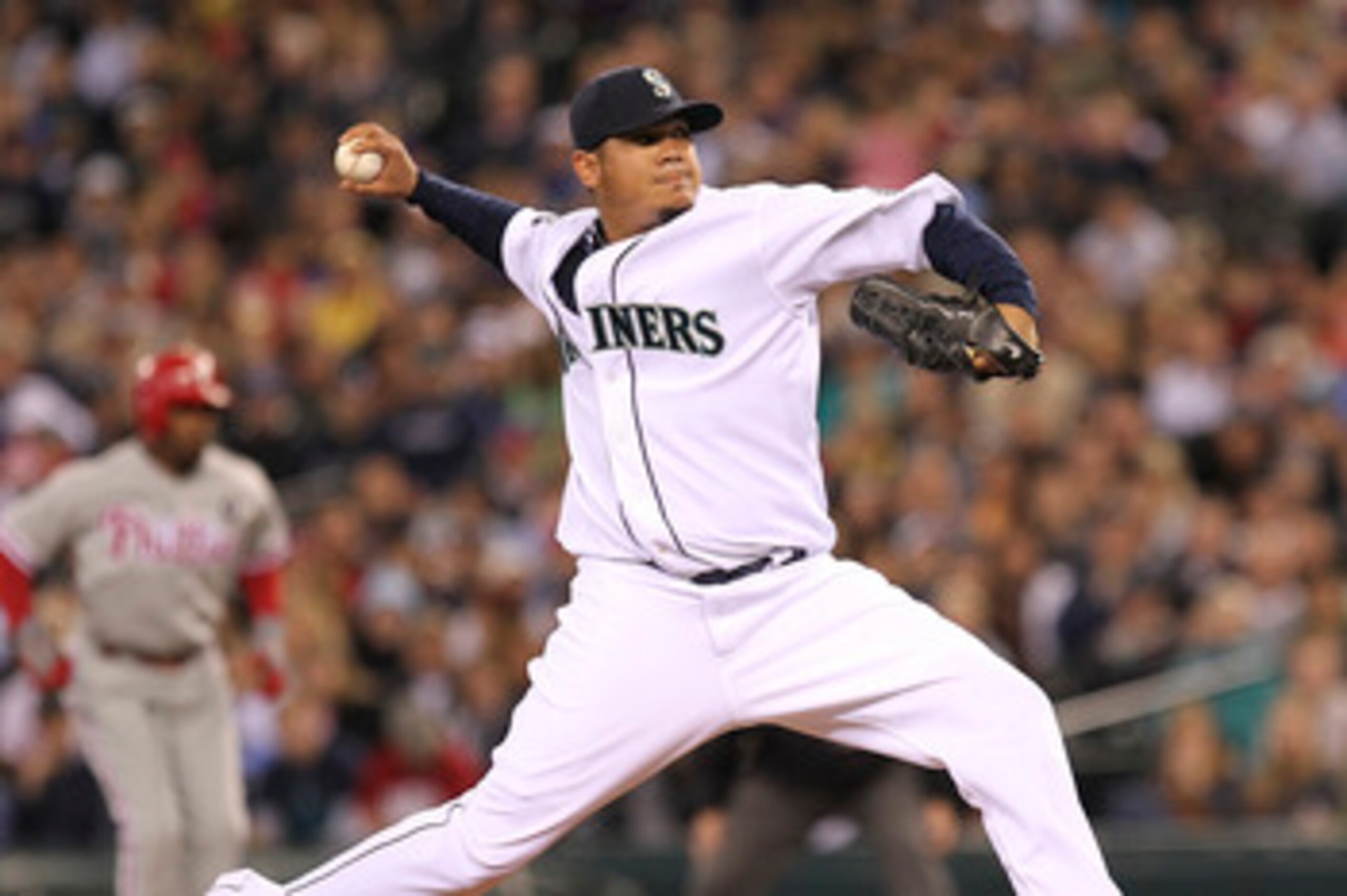 SEATTLE - JUNE 18:  Starting pitcher Felix Hernandez #34 of the Seattle Mariners pitches against the Philadelphia Phillies at Safeco Field on June 18, 2011 in Seattle, Washington. (Photo by Otto Greule Jr/Getty Images)