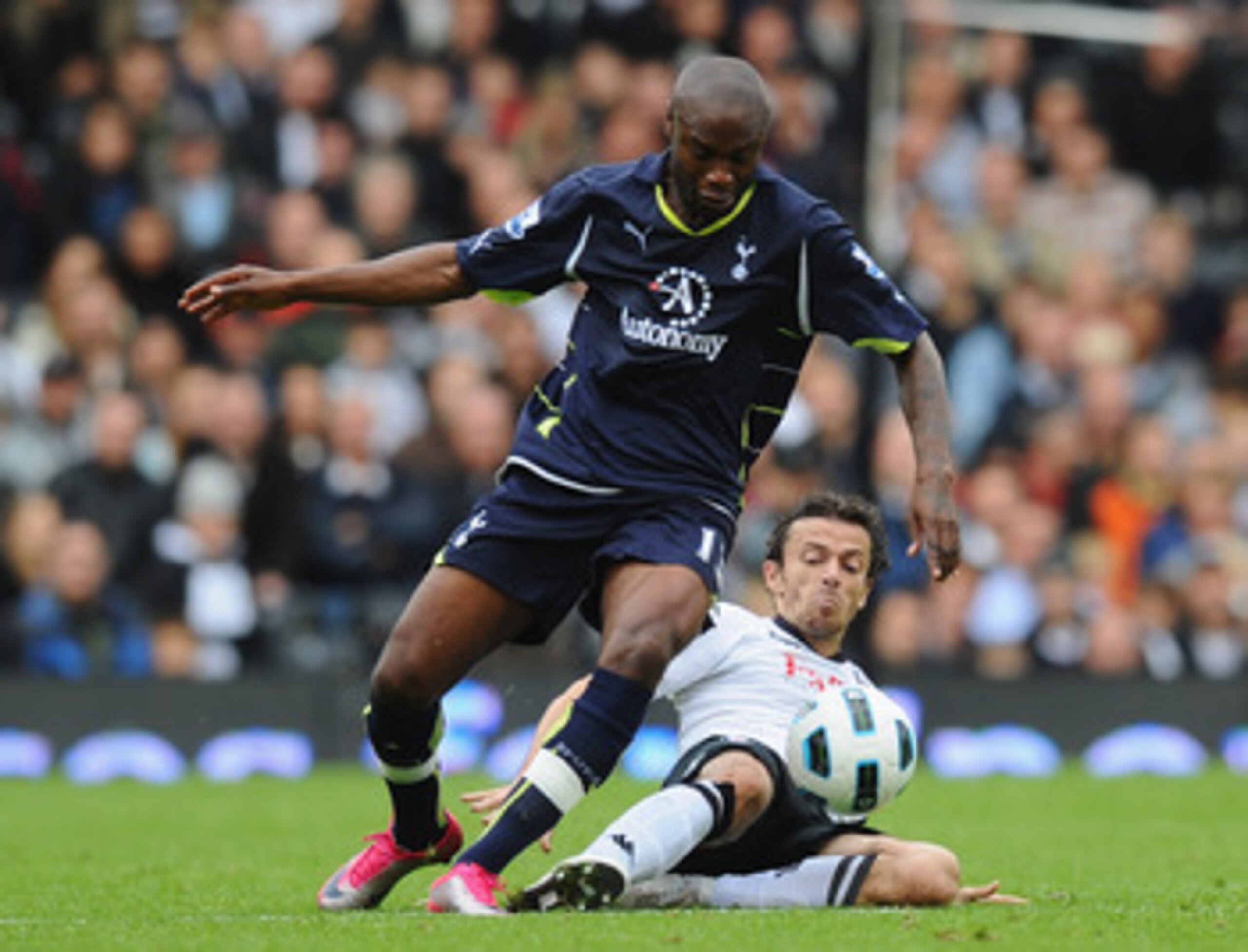 LONDON, ENGLAND - OCTOBER 16:  William Gallas of Tottenham is challenged by Simon Davies of Fulham during the Barclays Premier League match between Fulham and Tottenham Hotspur at Craven Cottage on October 16, 2010 in London, England.  (Photo by Mike Hewi