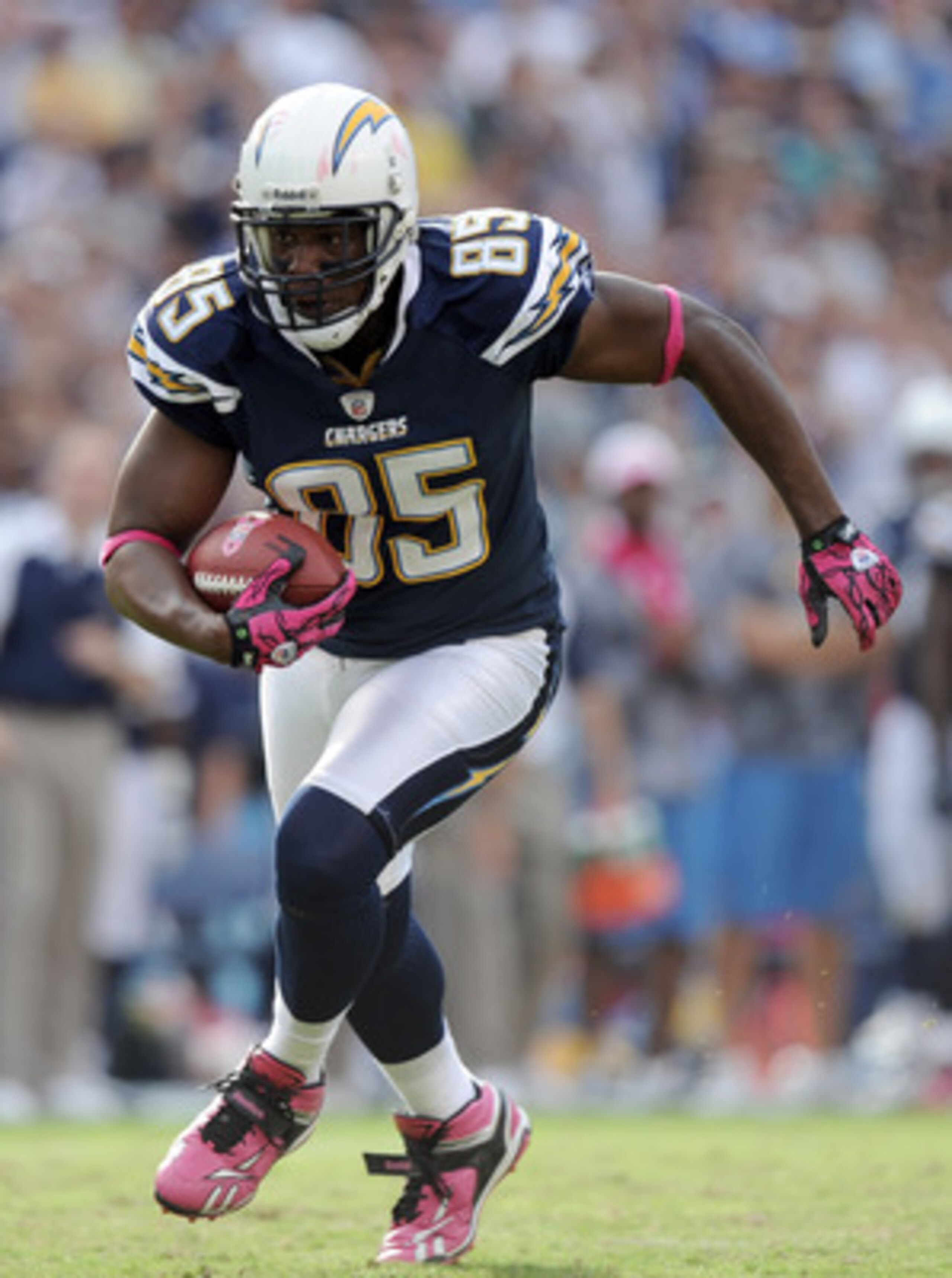SAN DIEGO - OCTOBER 24:  Antonio Gates #85 of the San Diego Chargers runs after his catch against the New England Patriots at Qualcomm Stadium on October 24, 2010 in San Diego, California.  (Photo by Harry How/Getty Images)