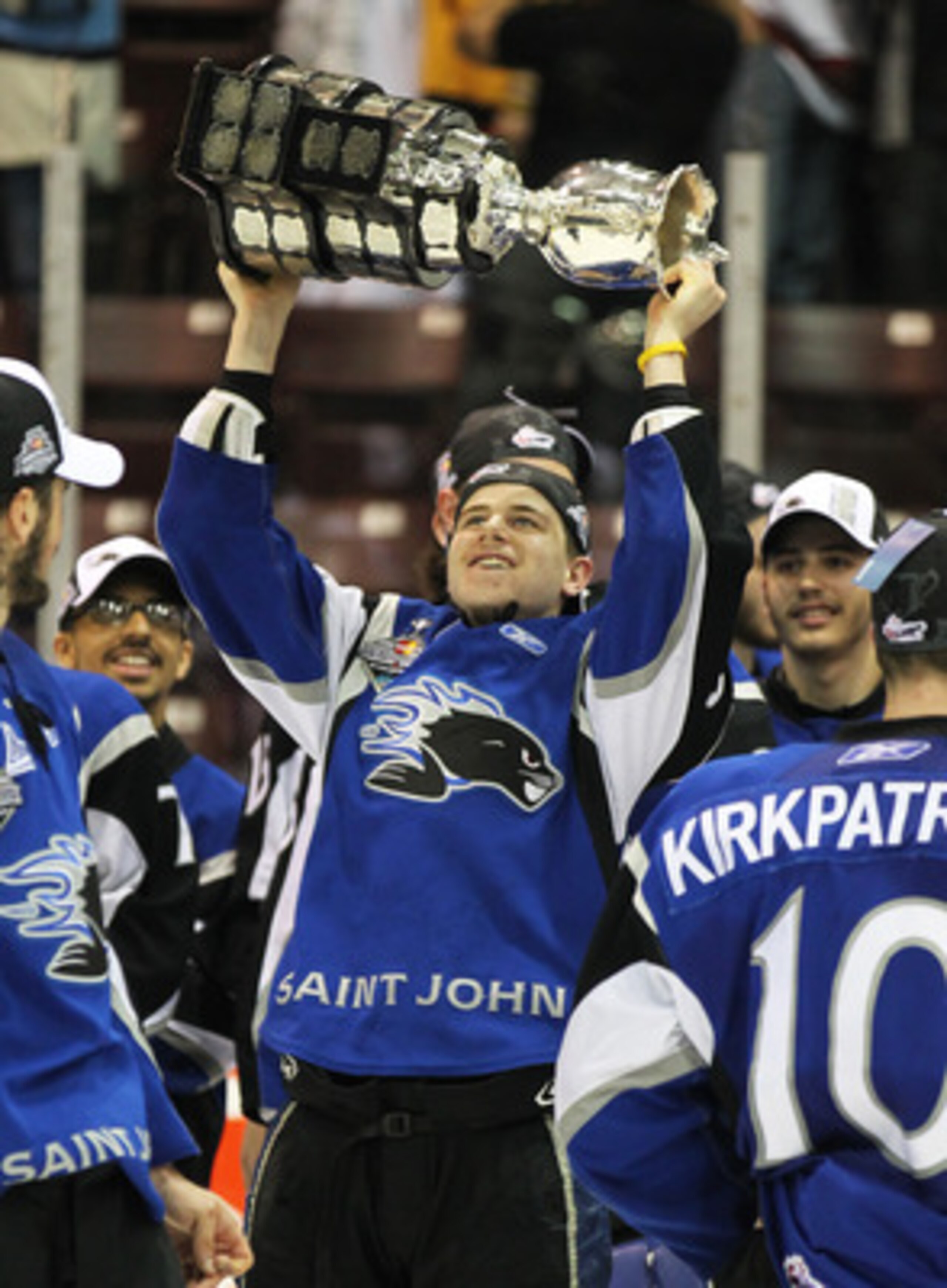 MISSISSAUGA, CANADA - MAY 29: Nathan Beaulieu #28 of the Saint John Sea Dogs celebrates with the Memorial Cup after the win against the Mississauga St. Michael's Majors in the 2011 CHL Mastercard Memorial Cup final on May 29, 2011 at the Hershey Centre i MISSISSAUGA, CANADA - MAY 29: Nathan Beaulieu #28 of the Saint John Sea Dogs celebrates with the Memorial Cup after the win against the Mississauga St. Michael's Majors in the 2011 CHL Mastercard Memorial Cup final on May 29, 2011 at the Hershey Centre i