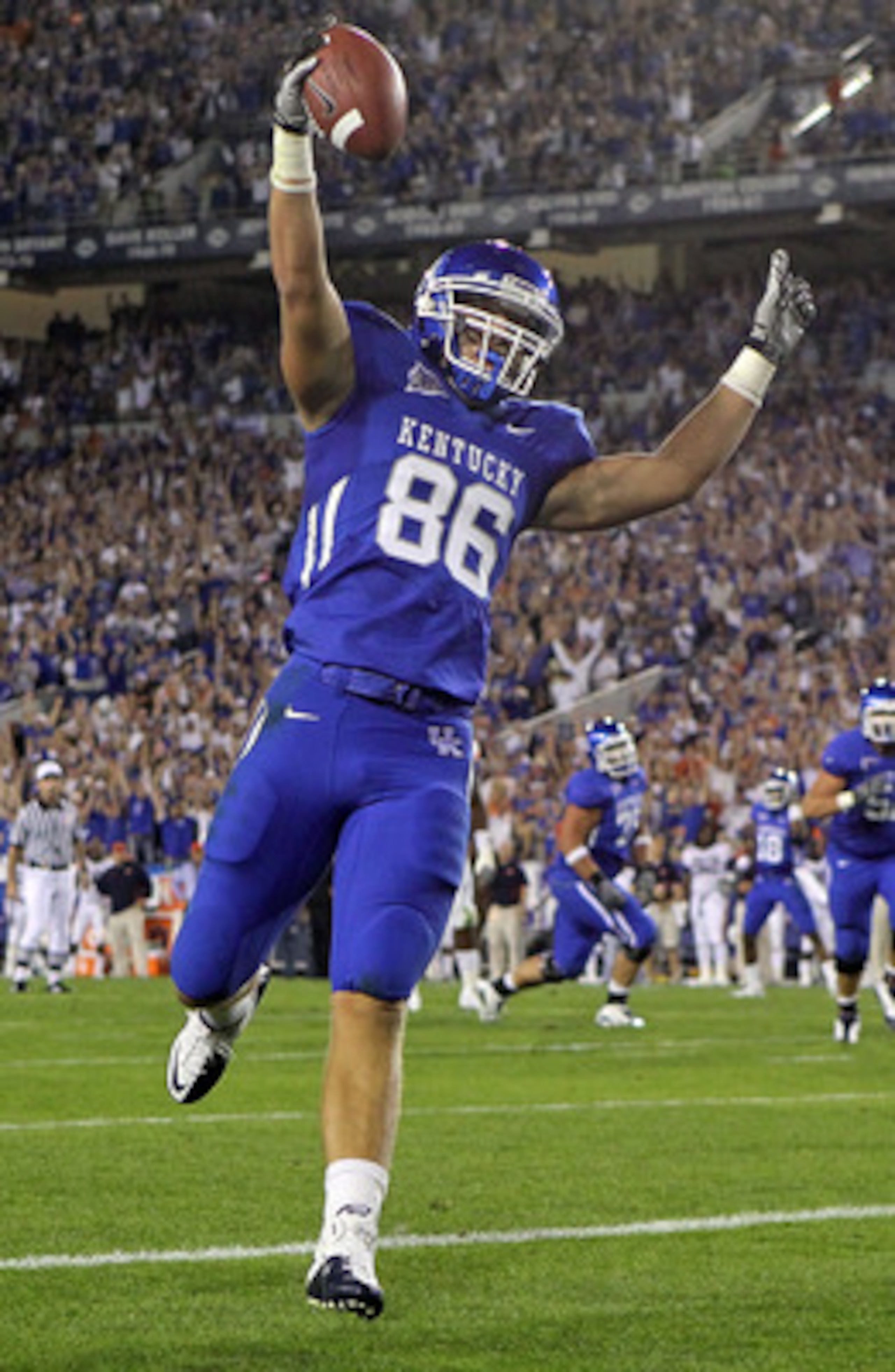 LEXINGTON, KY - OCTOBER 09:  Jordan Aumiller #86 of the Kentucky Wildcats celebrates after scoring a touchdown during the SEC game against  the Auburn Tigers  at Commonwealth Stadium on October 9, 2010 in Lexington, Kentucky.  (Photo by Andy Lyons/Getty I